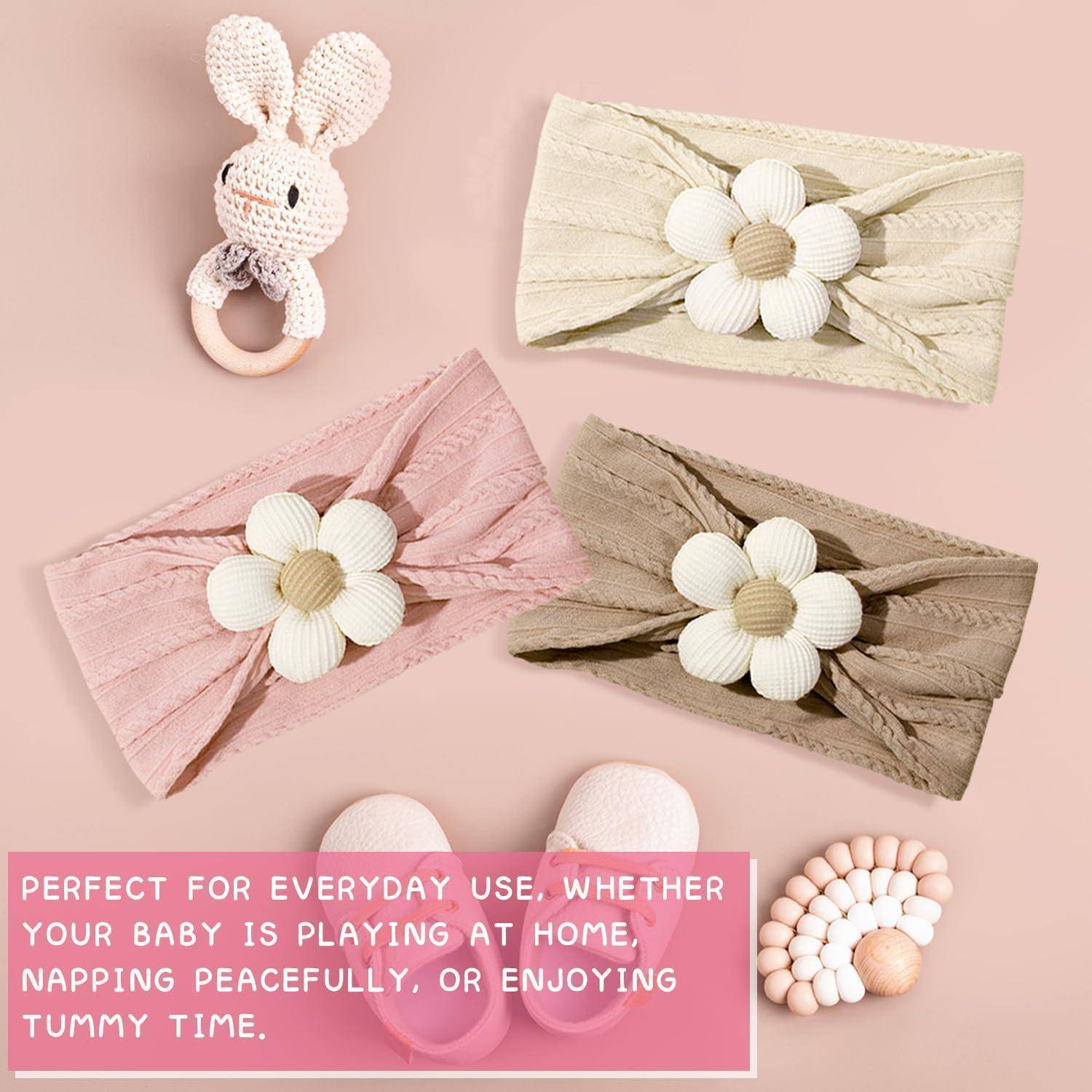 Drei Babyhaarreife mit Blumendesigns und pastellfarbenen Mustern auf einem rosa Hintergrund. Text lautet: ‚Perfekt für den täglichen Gebrauch... zum Genießen der Bauchlage.