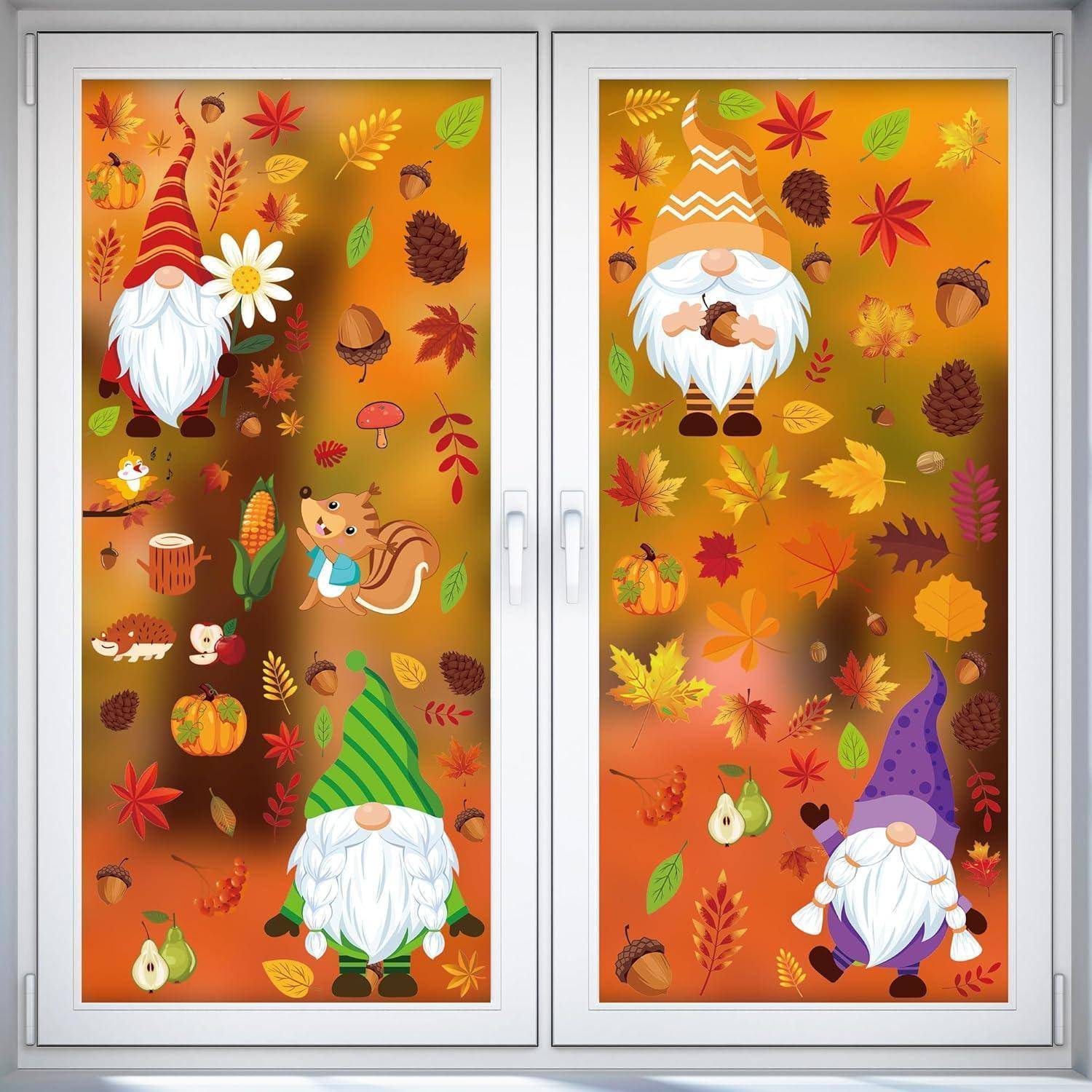 Eine farbenfrohe Herbst-Illustration auf Glastüren zeigt Gnome, Blätter, Eicheln, Pilze und ein Eichhörnchen.