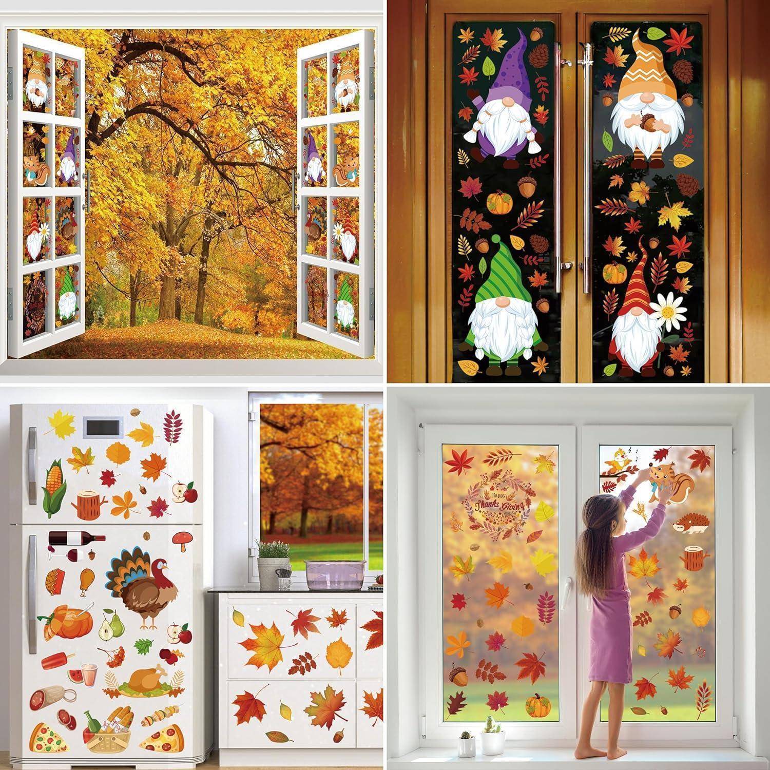 Herbstliche Fenster- und Türdekorationen mit Wichteln, Kürbissen, Blättern und einem Truthahn. Ein Kind bringt Aufkleber an einem Fenster an.