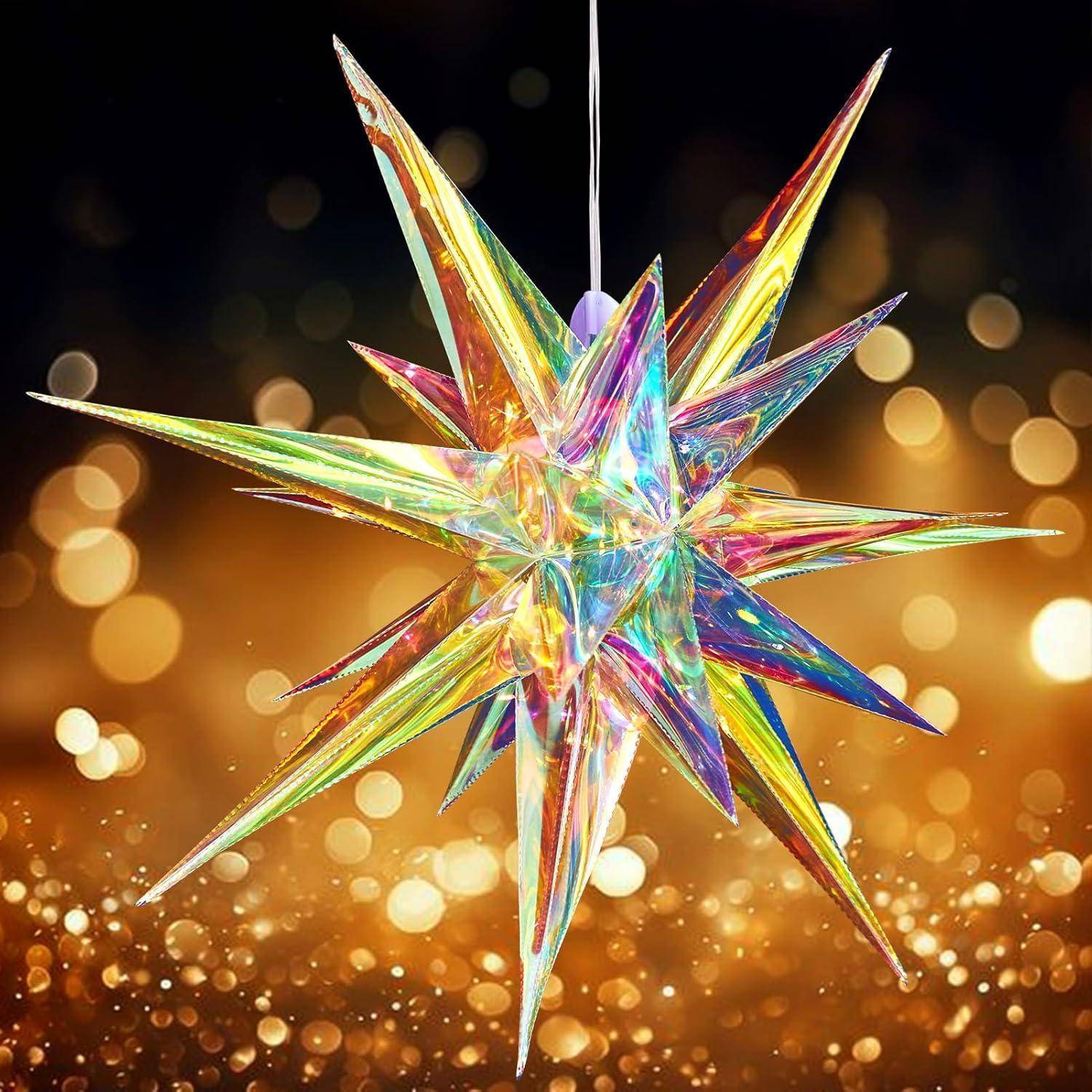 Ein mehrfarbiger, reflektierender sternenförmiger Weihnachtsschmuck hängt vor einem warmen, verschwommenen Hintergrund aus goldenen Lichtern und schafft eine festliche Atmosphäre.
