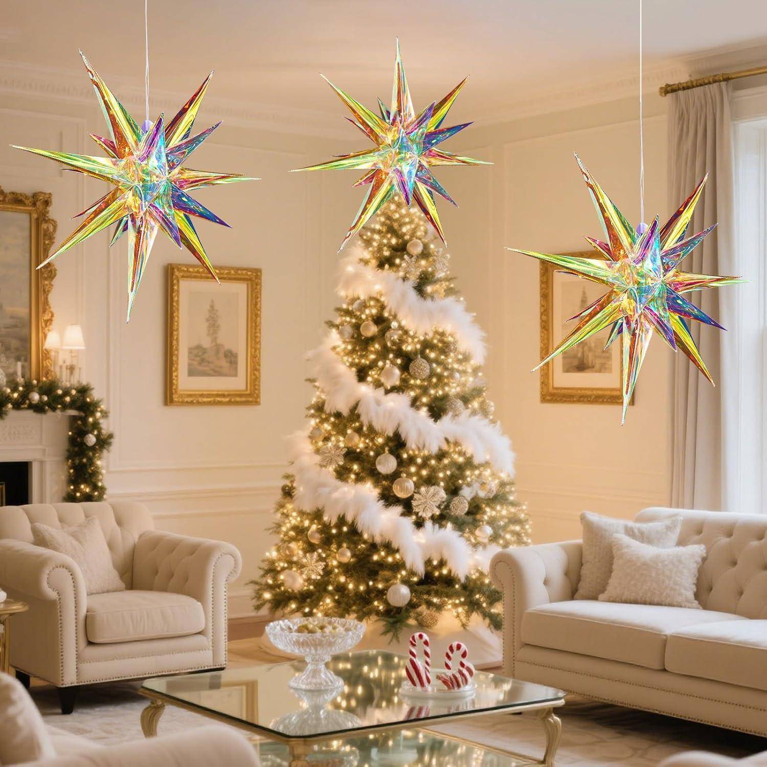 Ein Wohnzimmer, weihnachtlich geschmückt mit einem beleuchteten Weihnachtsbaum, der mit weißer Girlande verziert ist, umgeben von Sofas und hängenden Sternenornamenten.