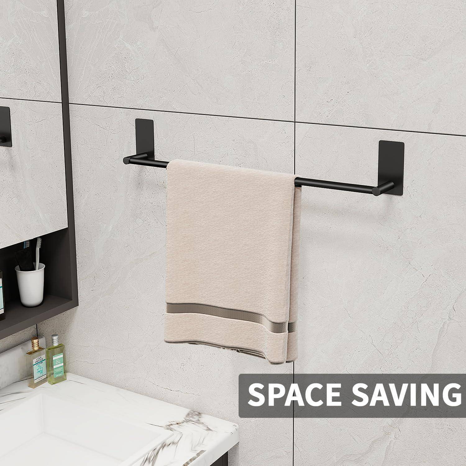 Ein beige Handtuch hängt an einer schwarzen Handtuchstange mit minimalistischem Design vor einer gefliesten Badezimmerwand. Der Text „Platzsparend