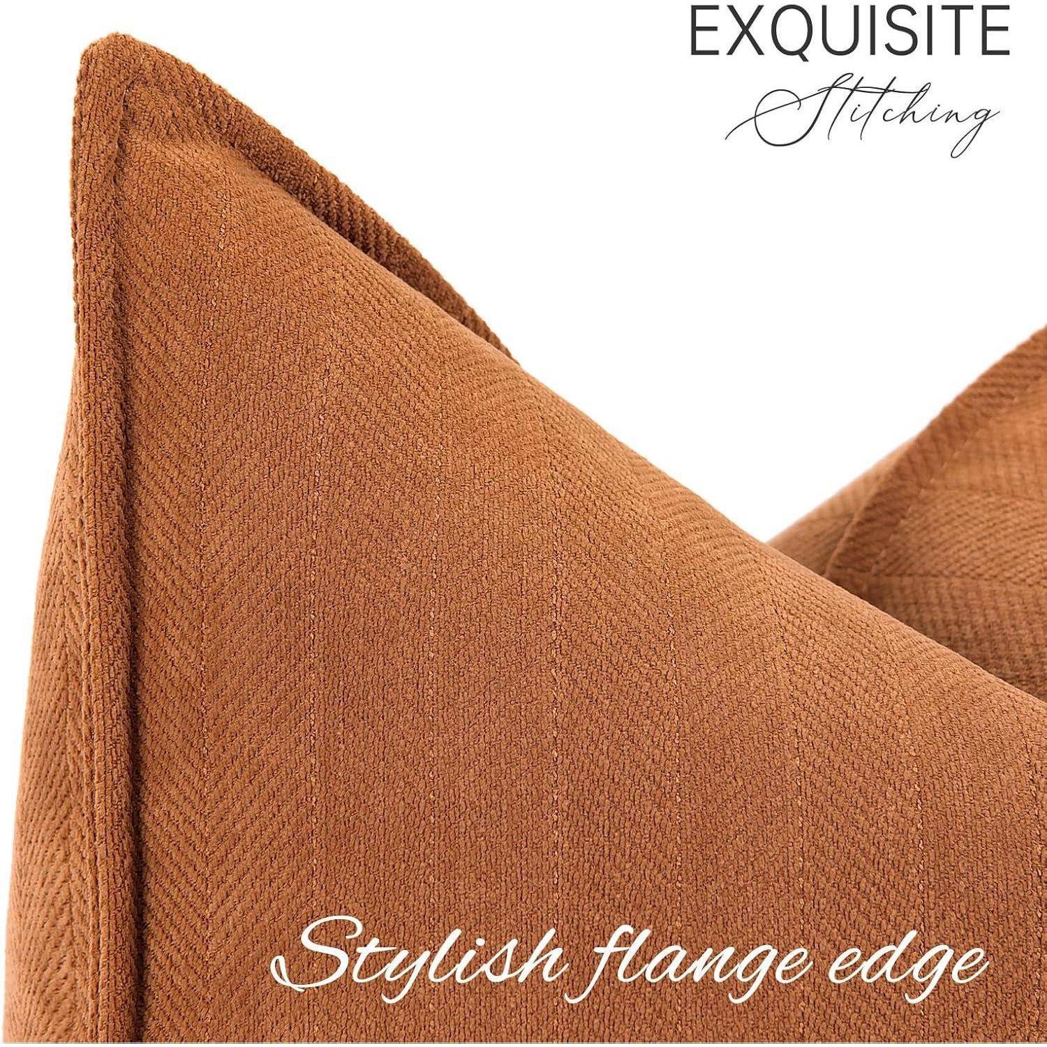 Stilvolle Flansenkante eines braunen Kissens mit der Aufschrift ‚Exquisite Stickerei', die Design- und Qualitätsdetails hervorhebt.