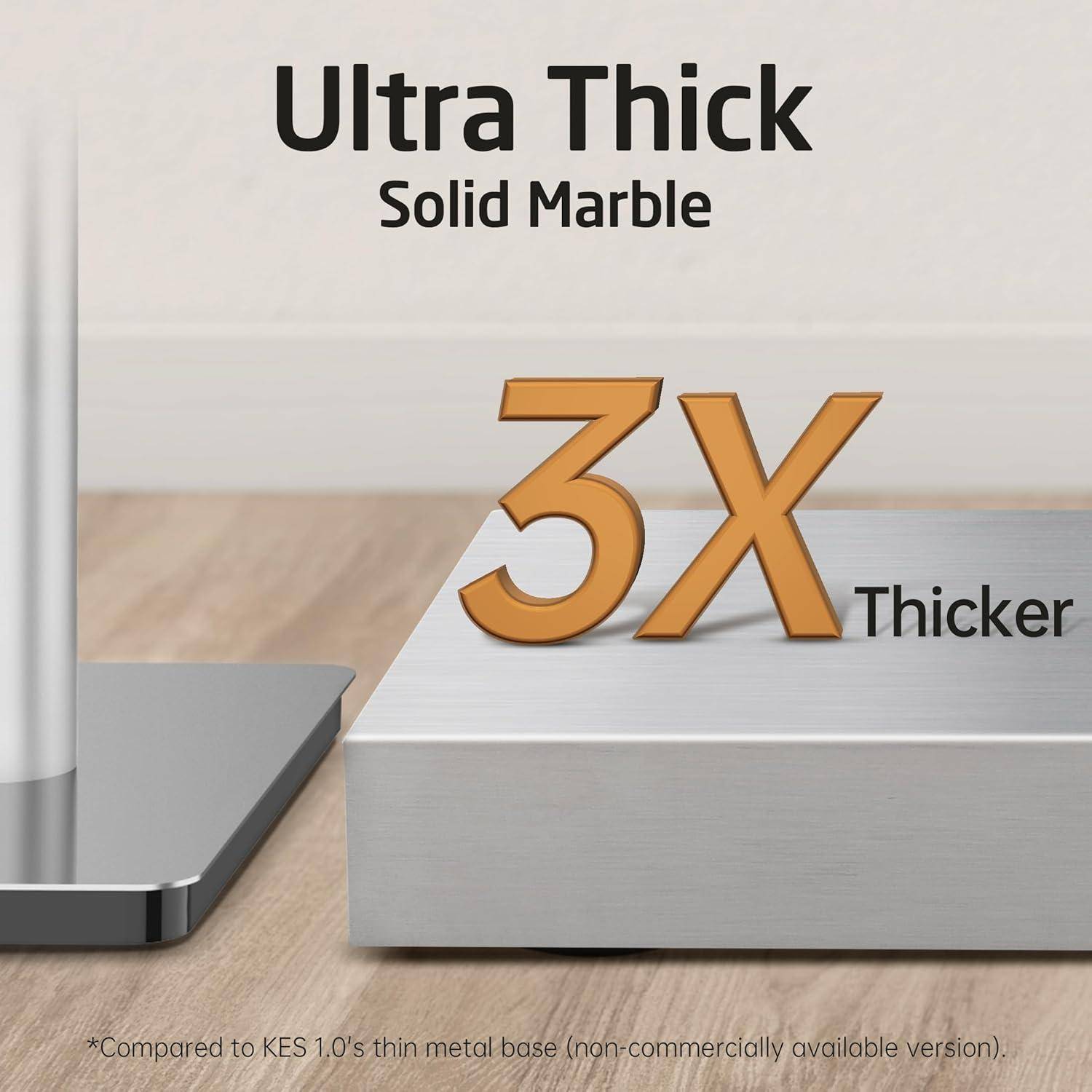 Ultradicker massiver Marmorsockel im Vergleich zu einem 3-mal dickeren Sockel als eine dünne Metallbasis, präsentiert auf einer Holzoberfläche.