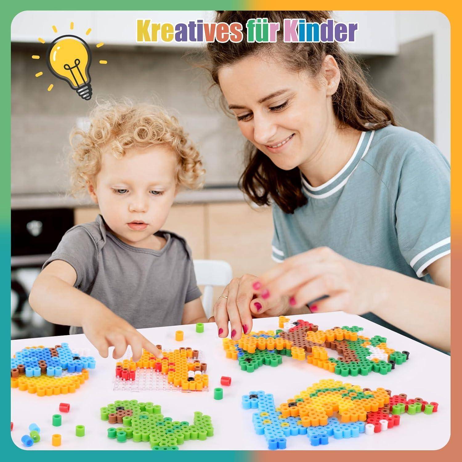 Mutter und Kind montieren bunte Steckbretter auf einem Tisch; Text liest sich als 