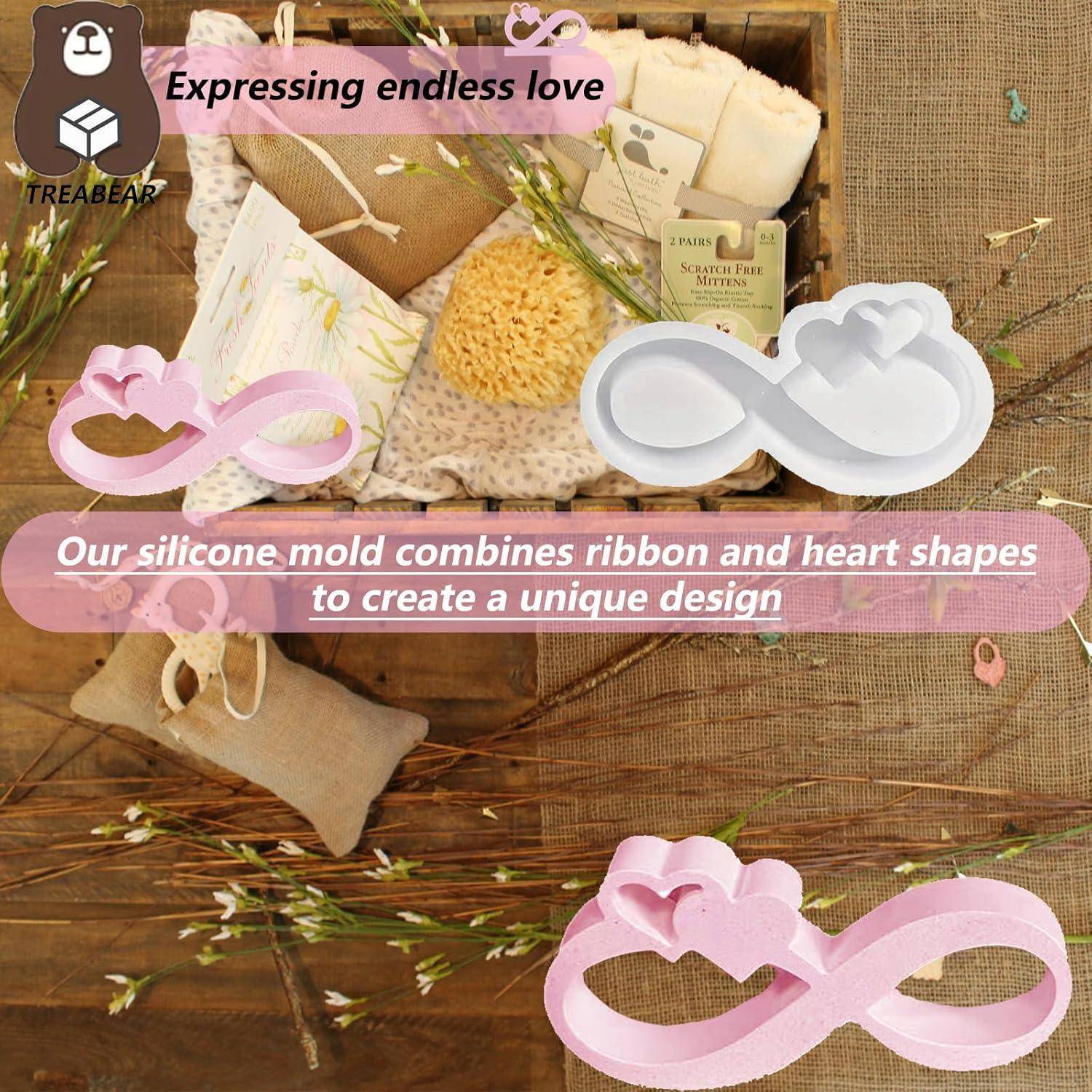 Eine Silikonform mit Schleife und Herzformen, auf einem rustikalen Hintergrund mit getrockneten Blumen und einer Geschenkbox. Text lautet: 