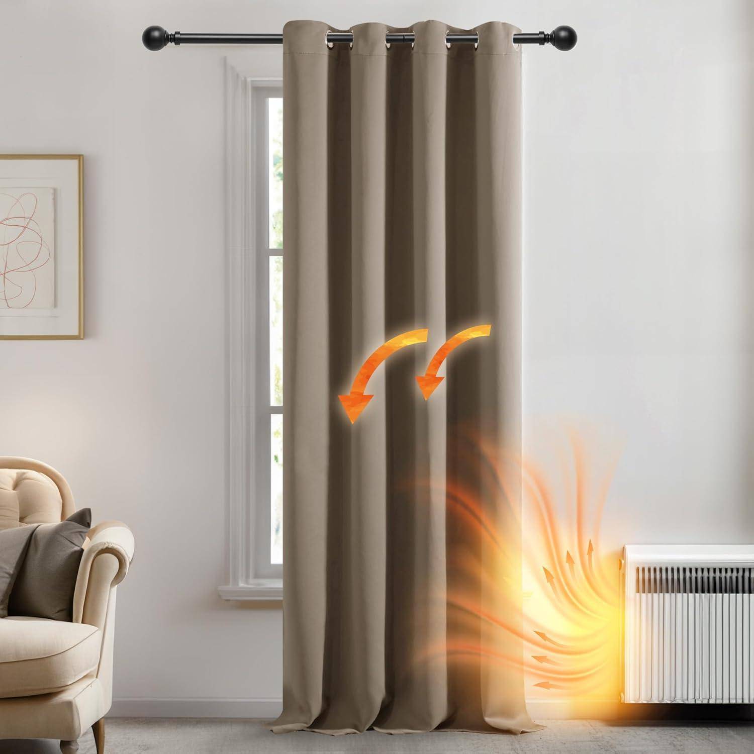 Graue Vorhänge mit orangefarbenen Pfeilen, die eine Wärmesperrung andeuten und auf Energieeffizienz hinweisen. Ein Wohnzimmerfenster ist teilweise zu sehen.