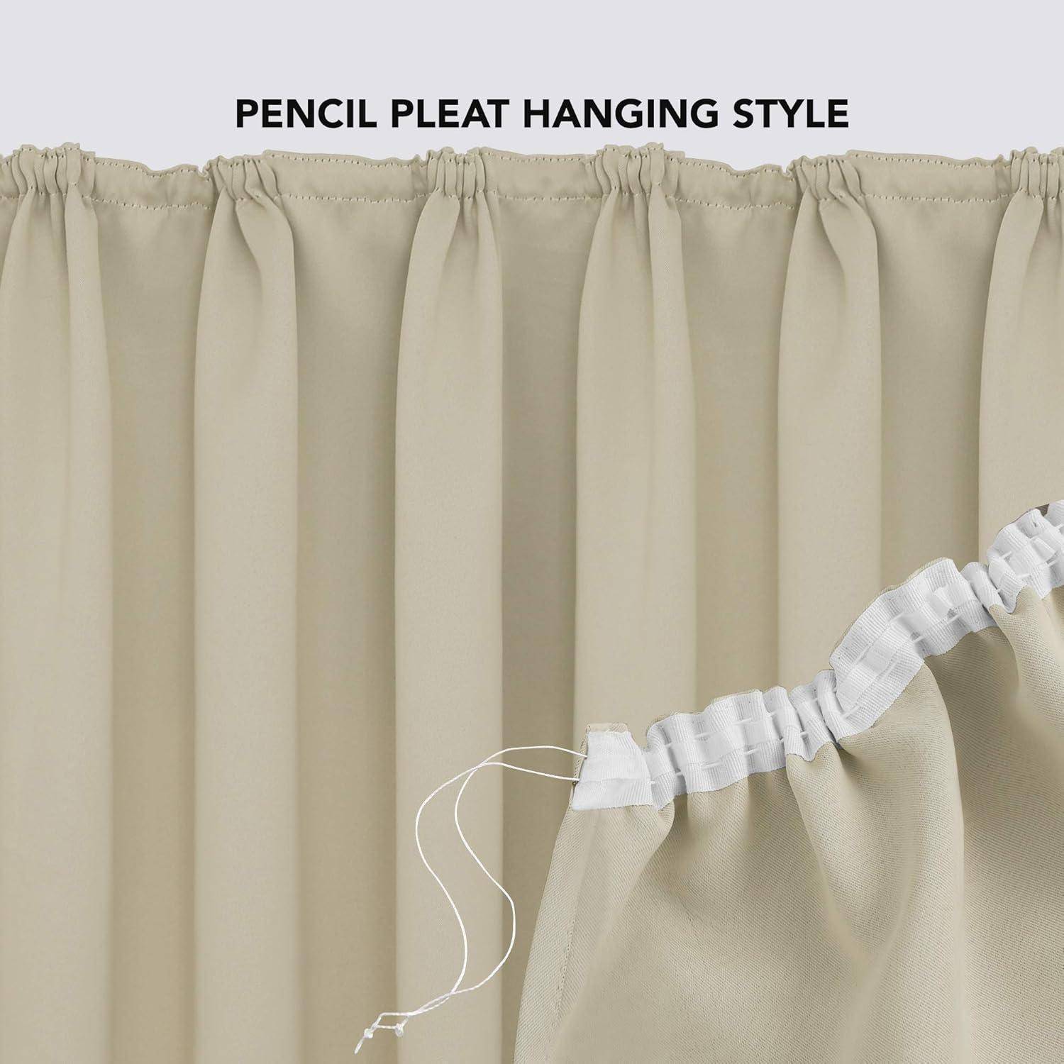 Vorhang im Faltenband-Stil, bei dem der obere Stoff gleichmäßig gerafft ist und ein ordentliches, gleichmäßig strukturiertes Plissee-Design zeigt.