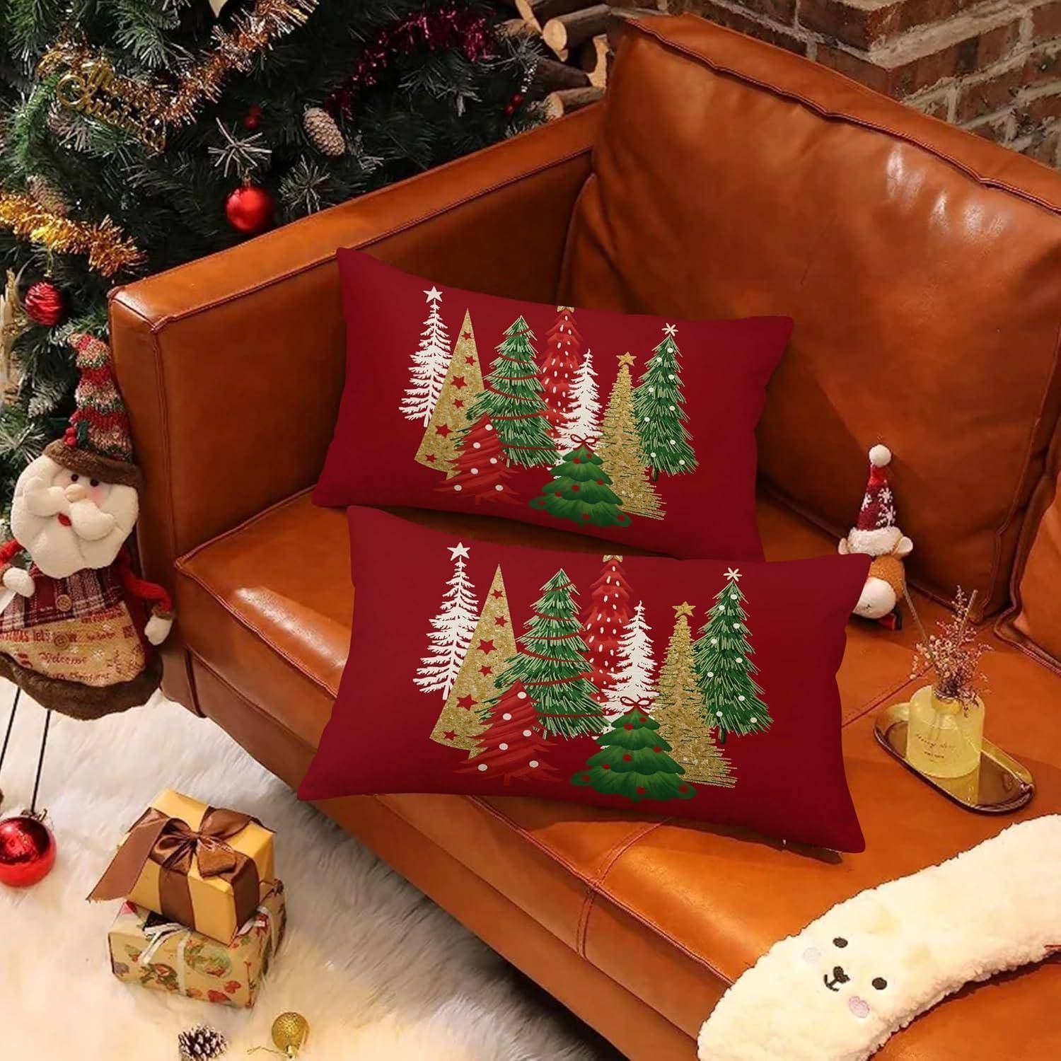 Ein gemütliches Wohnzimmer, weihnachtlich dekoriert, mit einem braunen Ledersofa, auf dem rote festliche Kissen mit Weihnachtsbäumen liegen, einer kleinen Weihnachtsmann-Figur und einem eingepackten Geschenk.