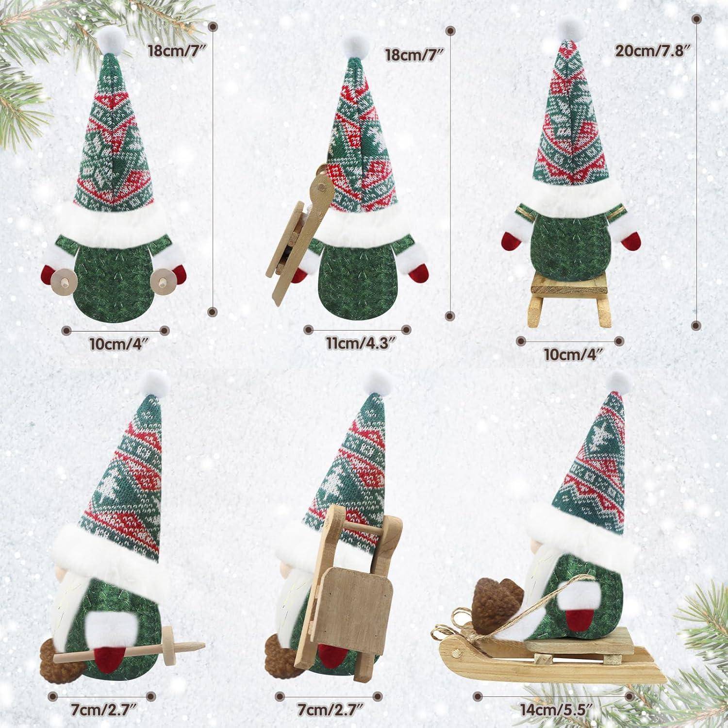 Weihnachtszwerge aus Spielzeug mit gemusterten Mützen und rot-grüner Kleidung, in verschiedenen Posen dargestellt, die Gegenstände wie einen Schlitten und einen Karren halten.