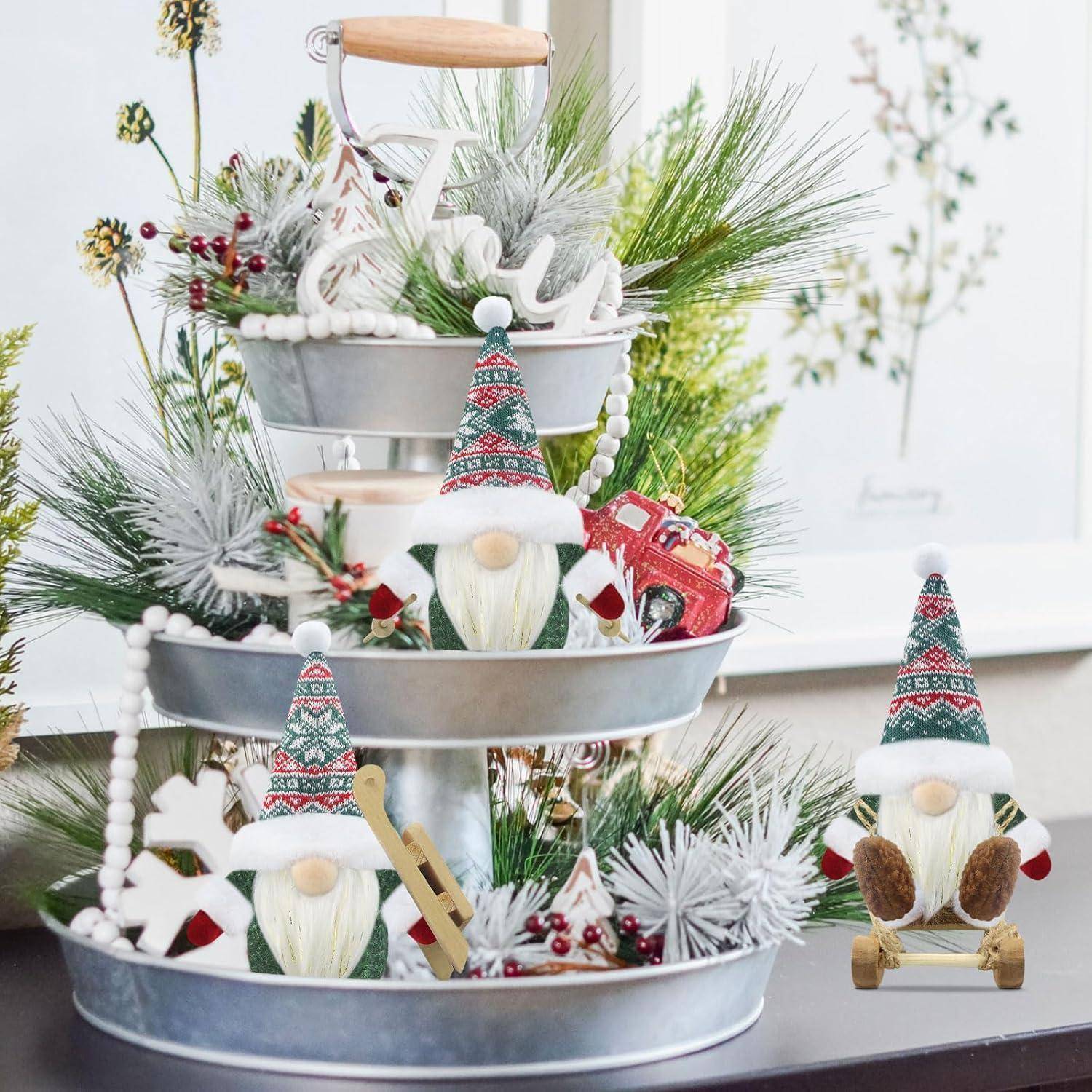 Festliche Dekoration mit dreibahnigem Metalltablett, dekorativen Gartenzwergen, Tannenzweigen, Beeren und einem kleinen Vintage-Truck als weihnachtliche Raumgestaltung.