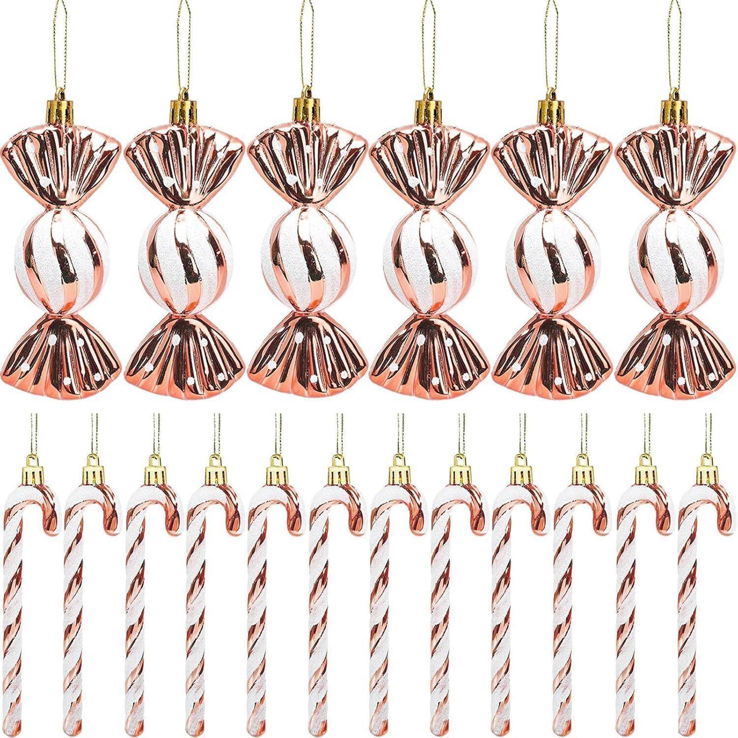 Eine Sammlung von gold- und weißfarbenen Bonbon- und Spiralförmigen Ornamenten mit Aufhängern, die wahrscheinlich zur dekorativen Gestaltung eines Weihnachtsbaums vorgesehen sind.