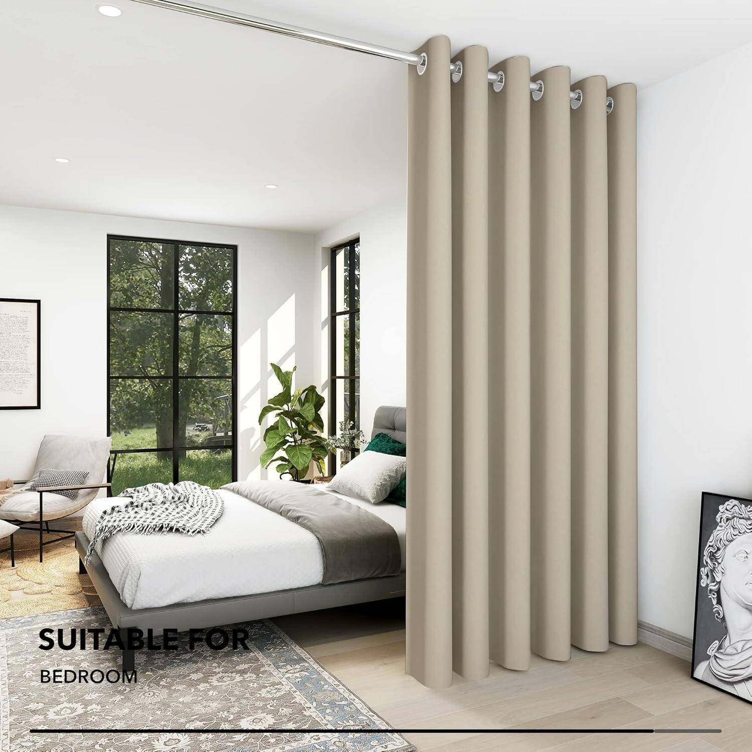 Ein modernes Schlafzimmer mit einem großen Fenster, beigen Vorhängen, einem Bett mit grau-beiger Bettwäsche, einem Stuhl, einer Pflanze und dem Text 