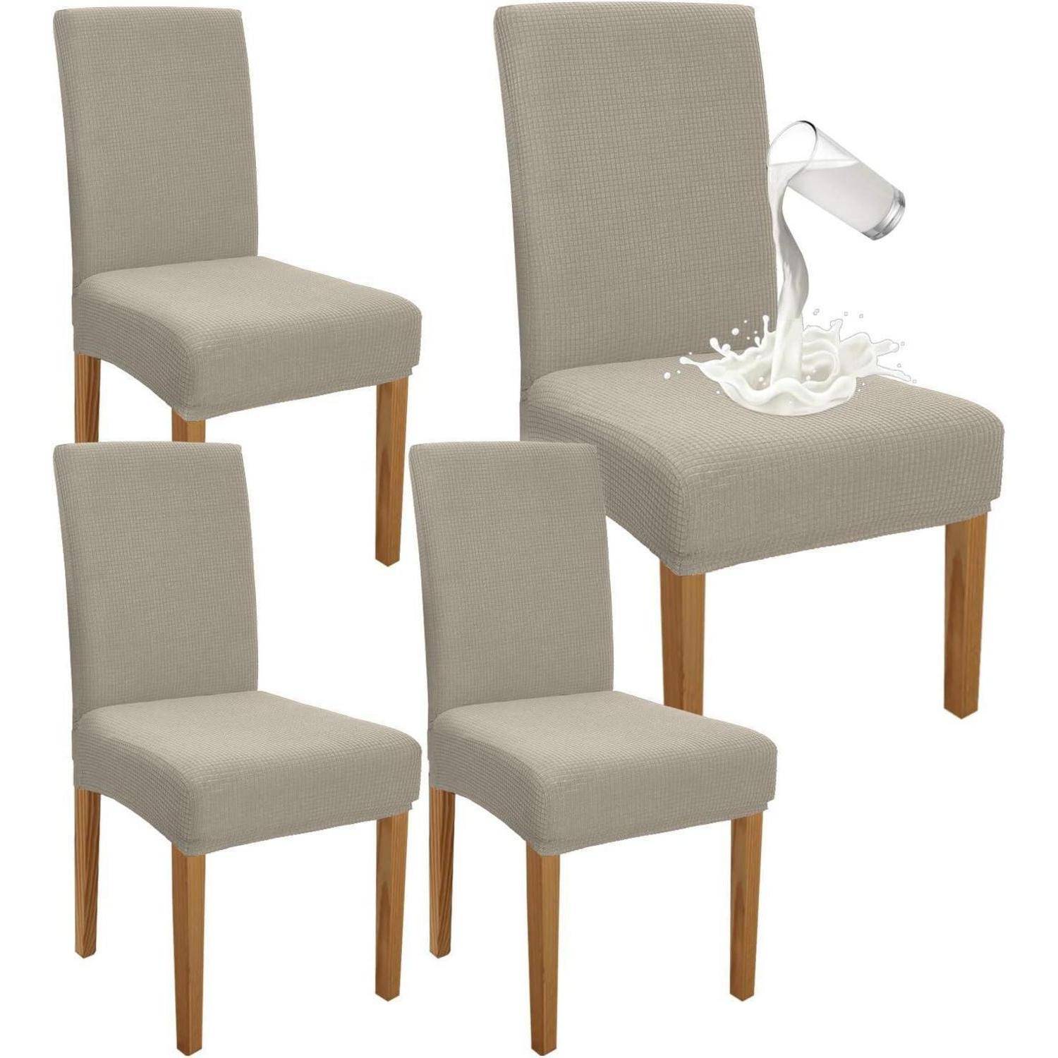 Vier beige Essstühle mit Holzbeinen werden gezeigt. Milch wird auf dem größten Stuhl verschüttet, um den Schutz des Bezugsstoffs zu veranschaulichen.
