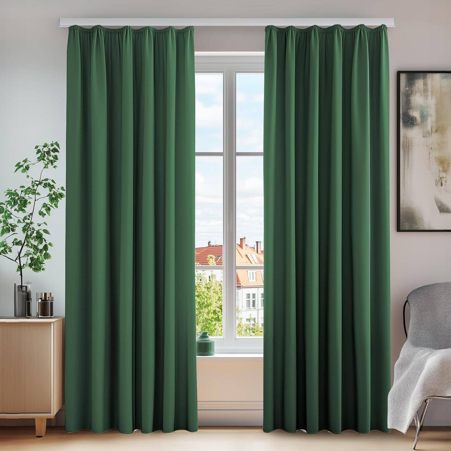 Grüne Vorhänge hängen an einem Fenster und rahmen einen Blick auf Dächer und eine Pflanze ein, die neben ihnen auf einem Holzschrank steht. Gemütliche Inneneinrichtung.