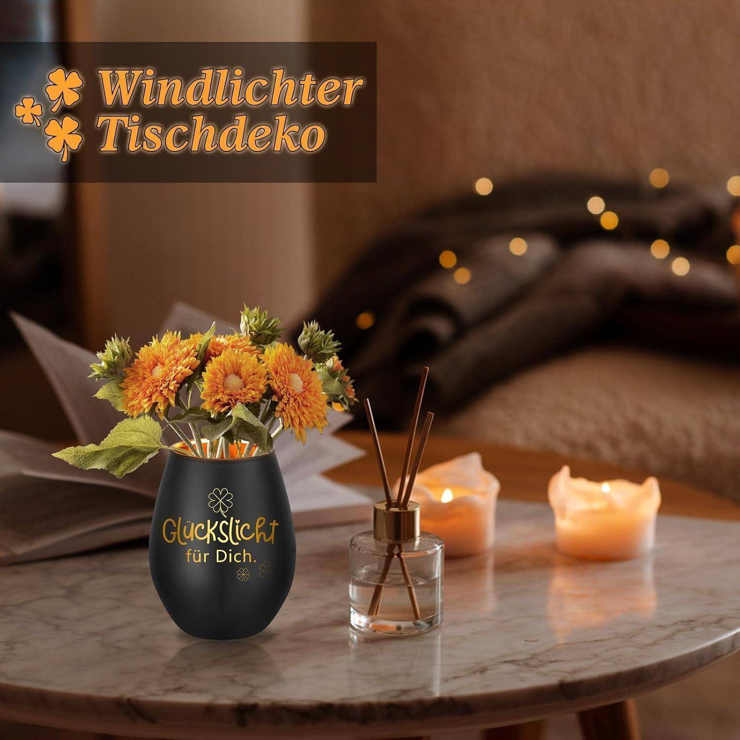 Eine Tischdecke mit Blumen in einer dunklen Vase, beschriftet mit 