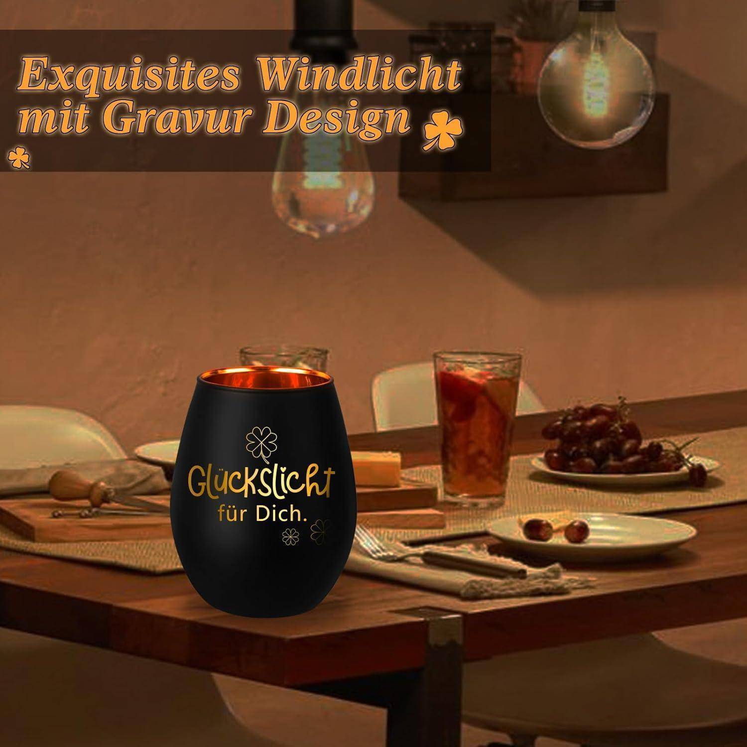 Ein düster beleuchteter Esstisch mit einem dekorierten Kerzenhalter, auf dem 