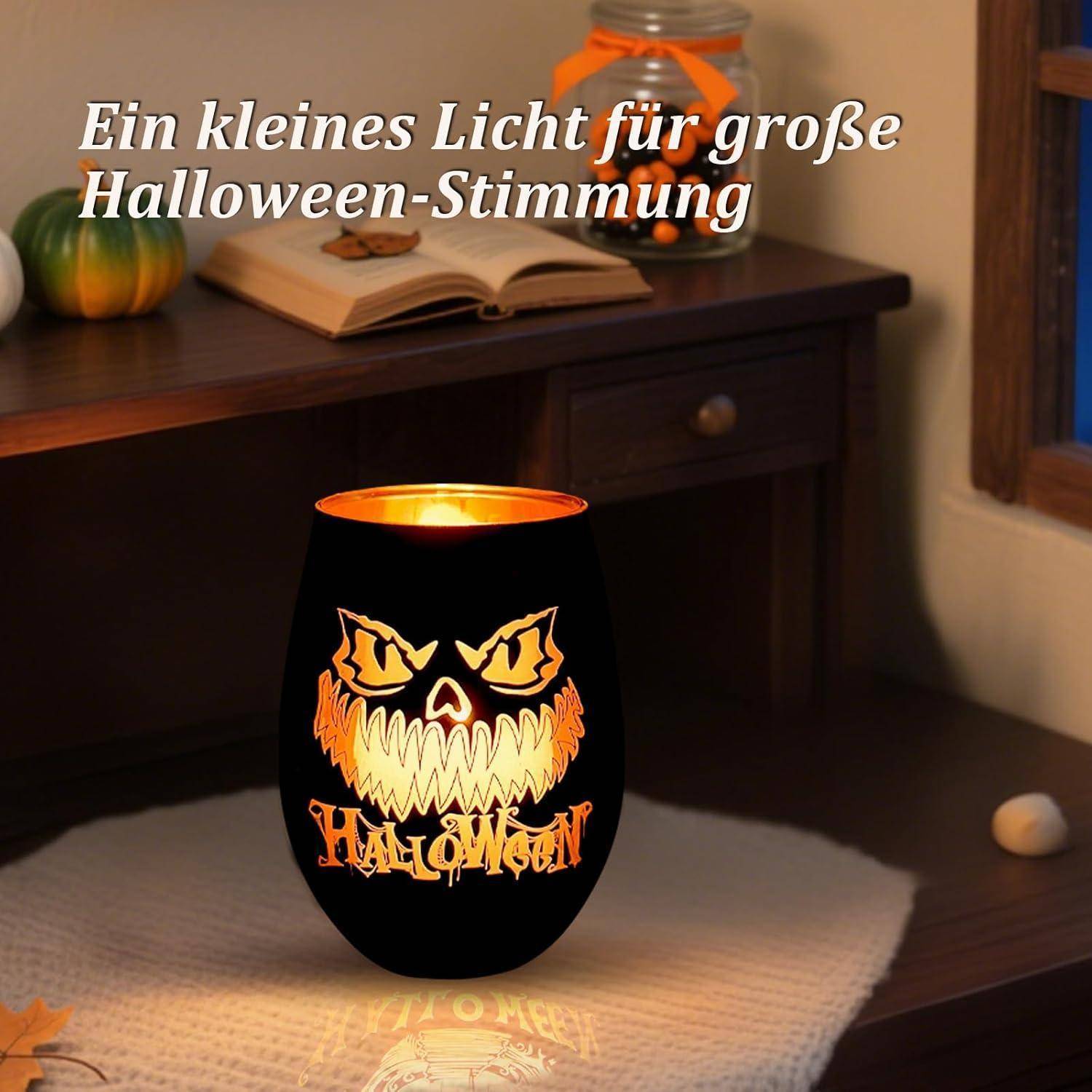 Ein Halloween-thematischer Kerzenhalter mit einem geschnitzten Kürbisgesicht und dem Wort ‚Halloween' steht auf einem Tisch und erzeugt ein festliches Leuchten.