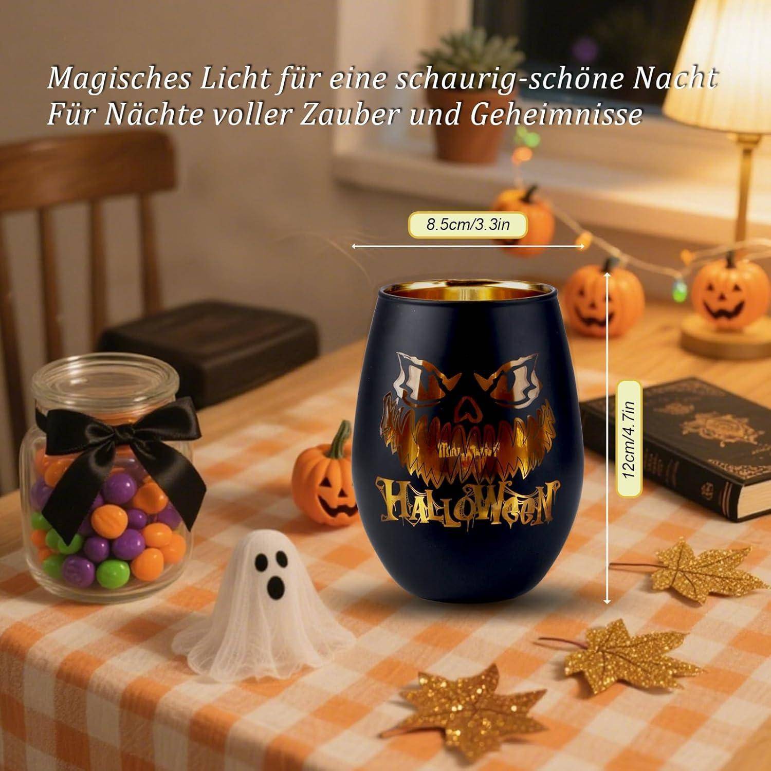 Ein düster beleuchteter Halloween-Raum mit einer leuchtenden Kürbiskerze, einer Süßigkeitendose und einer Geisterdekoration auf einem Tisch.