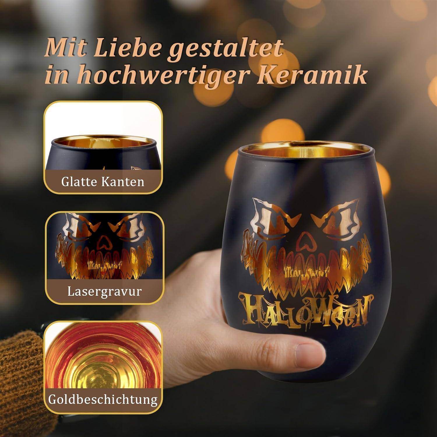Eine Hand hält einen schwarzen keramischen Halloween-Becher mit goldenem Innenbereich, der ein geschnitztes Kürbismotiv und den Schriftzug 