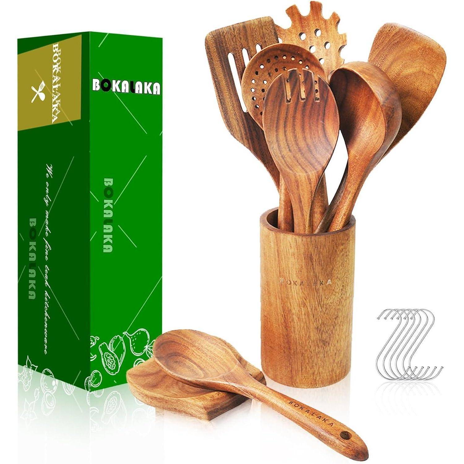 Ein Satz Holz-Küchenutensilien, einschließlich Pfannenwender und Löffel, wird in einem Holzhalter aufbewahrt. Eine grüne Box mit dem Markennamen 'BOKAKKA' befindet sich daneben.
