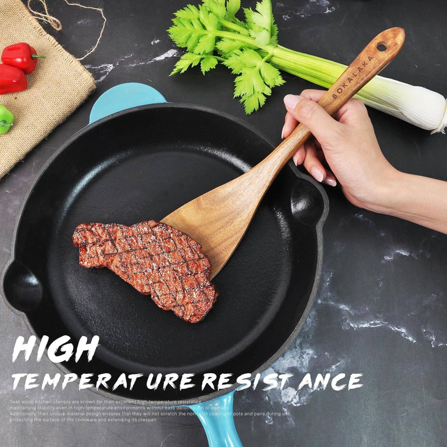Eine Hand hält einen Holzspatel, der ein gebratenes Steak in einer Pfanne anhebt, daneben Gemüse auf einer Küchenarbeitsplatte. Text lautet: 