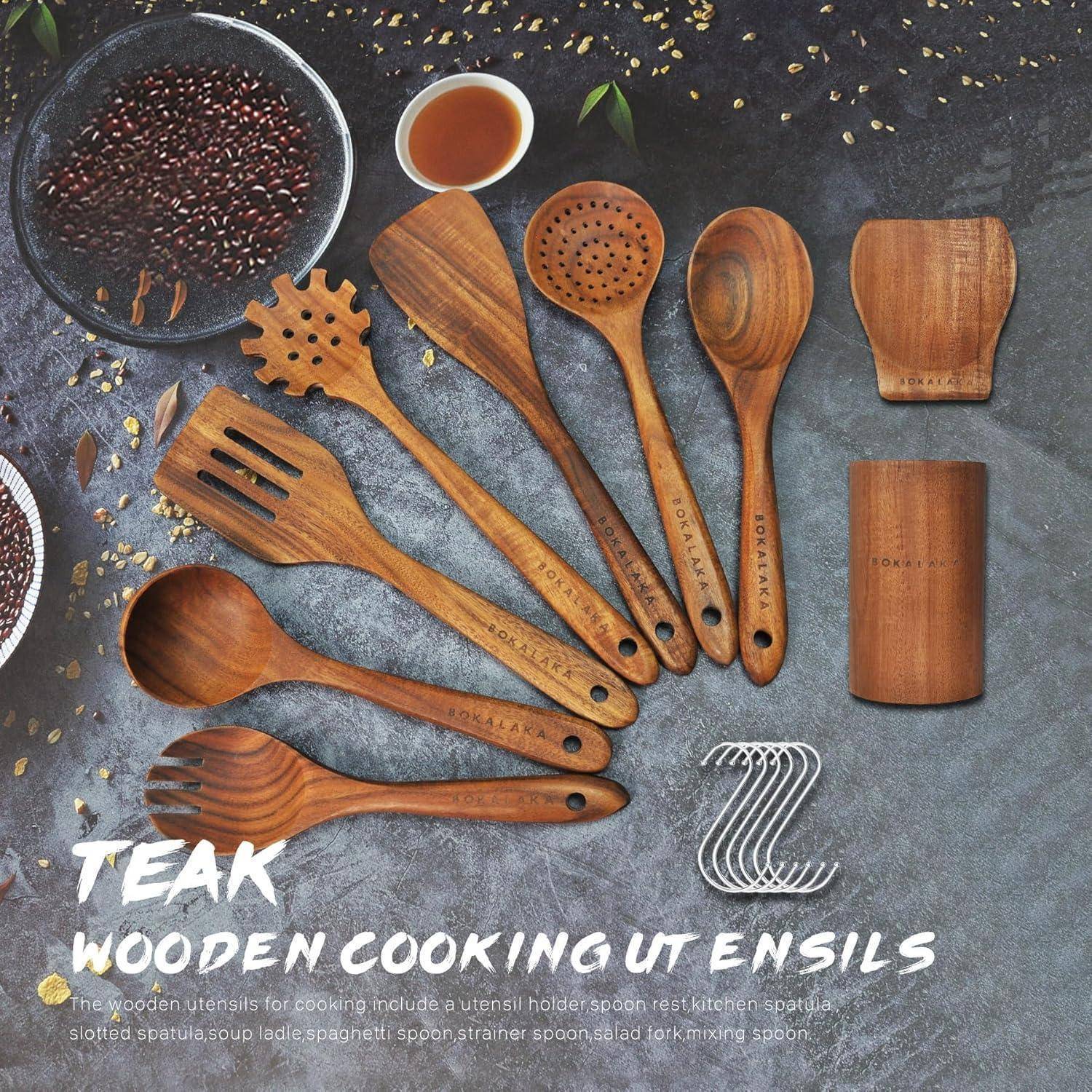 Anordnung von Holzküchenutensilien auf einer grauen Oberfläche mit dem Text 'Teak-Holz-Küchenutensilien'. Enthält Löffel, Pfannenwender und Halter.