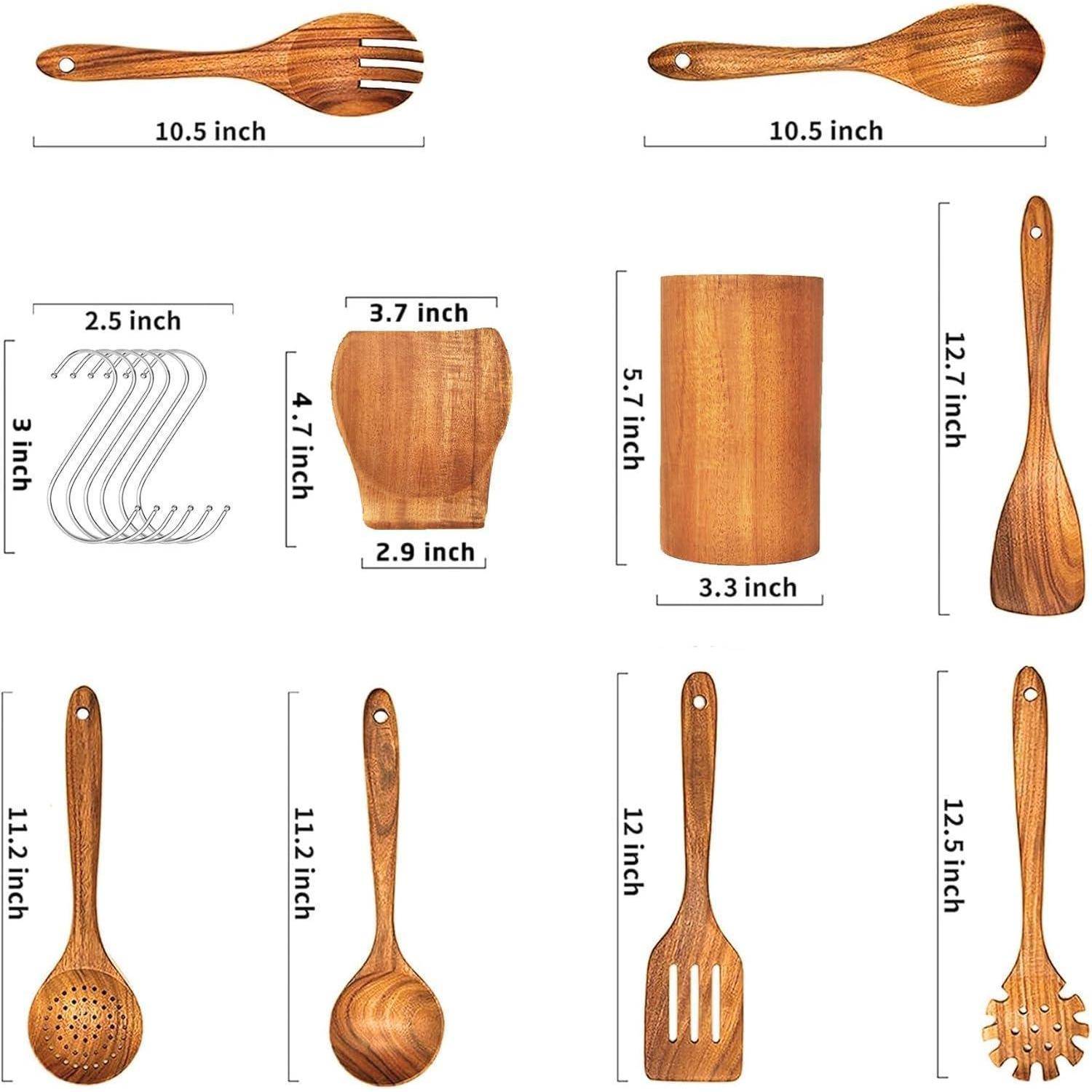 Holz-Küchenutensilien-Set mit verschiedenen Löffeln, einem Schäler und einem Halter, jeweils mit Abmessungen beschriftet.