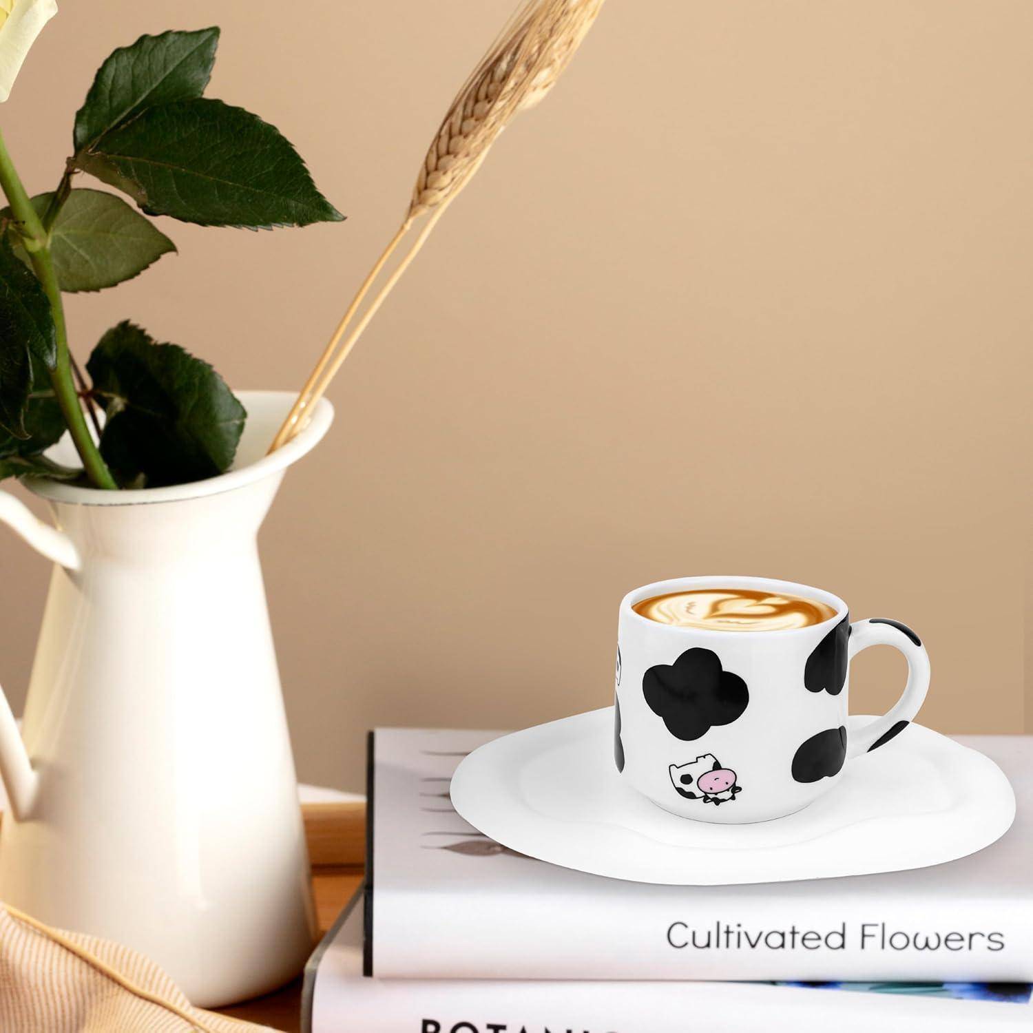 Eine weiße Tasse mit schwarzen Punkten und einem Cartoongesicht auf einem Unterteller sitzt auf einem Buch mit dem Titel „Kultivierte Blumen