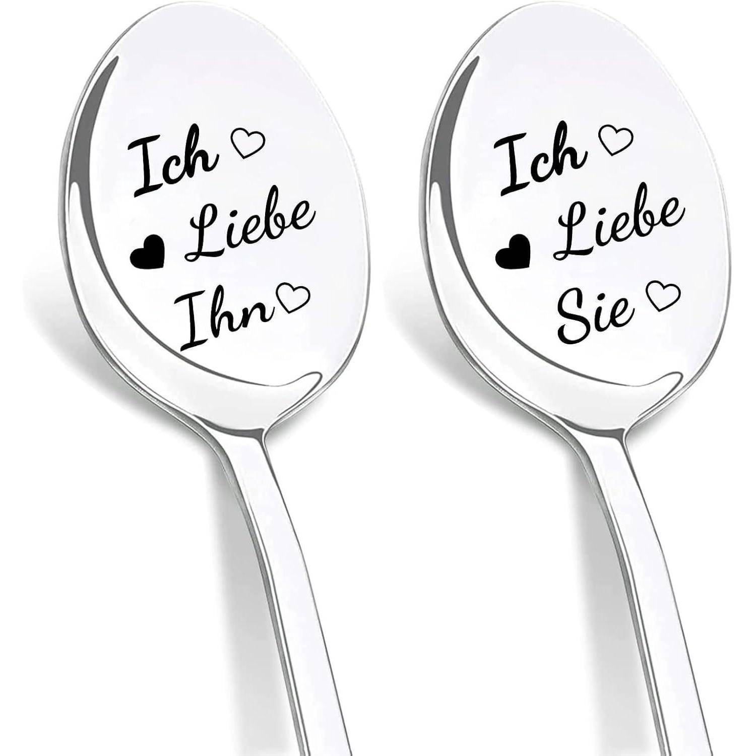 Zwei silberne Löffel mit Text: 