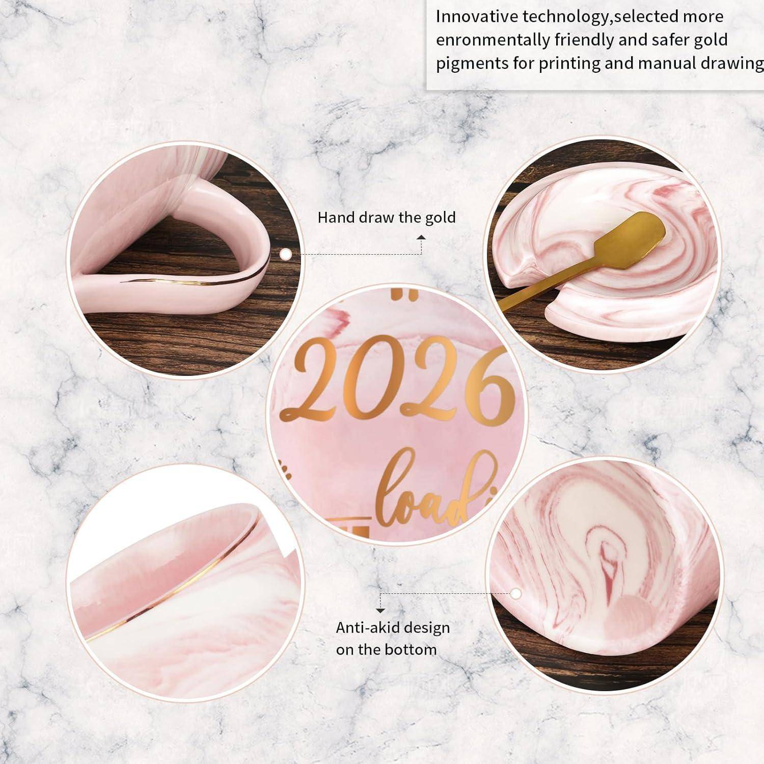 Innovative Technologie, ausgewählte umweltfreundlichere und sicherere Goldpigmente zum Drucken und manuellen Zeichnen.' Kreisförmige Bilder zeigen ein rosa Marmordesign auf Tellern und Tassen, mit ‚2026' in Gold.