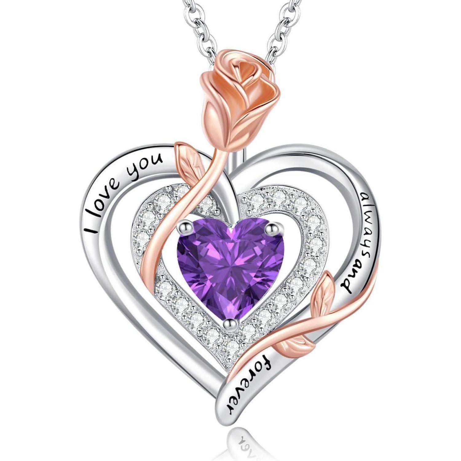 Eine herzförmige Anhängerkette trägt einen lila Edelstein in der Mitte, umgeben von verschlungenen Silber- und Roségoldbändern, in die der Schriftzug ‚Ich liebe dich immer und für immer' eingraviert ist.