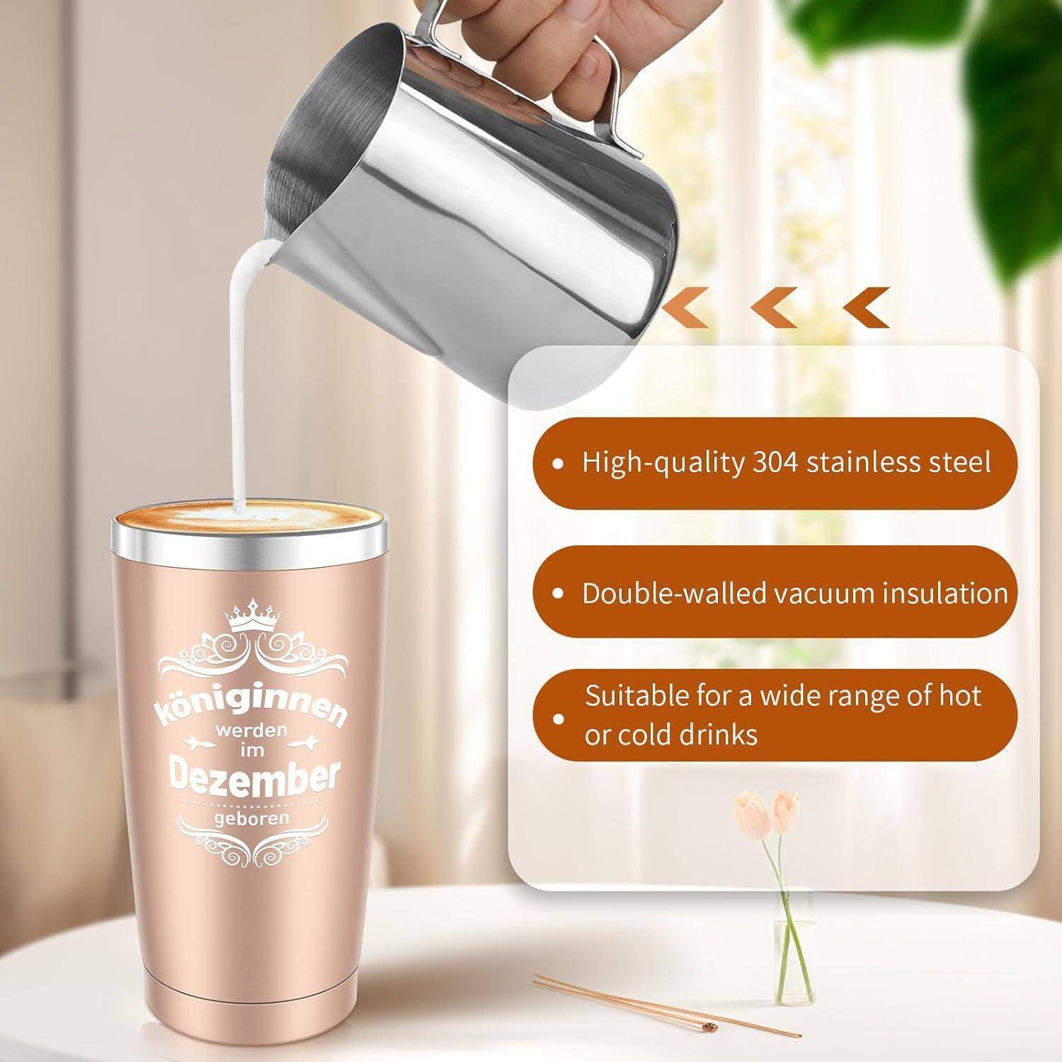Eine Hand gießt Milch in einen rosagoldenen Edelstahl-Thermobecher, neben Text, der seine doppelwandige Vakuumisolierung und Vielseitigkeit hervorhebt.