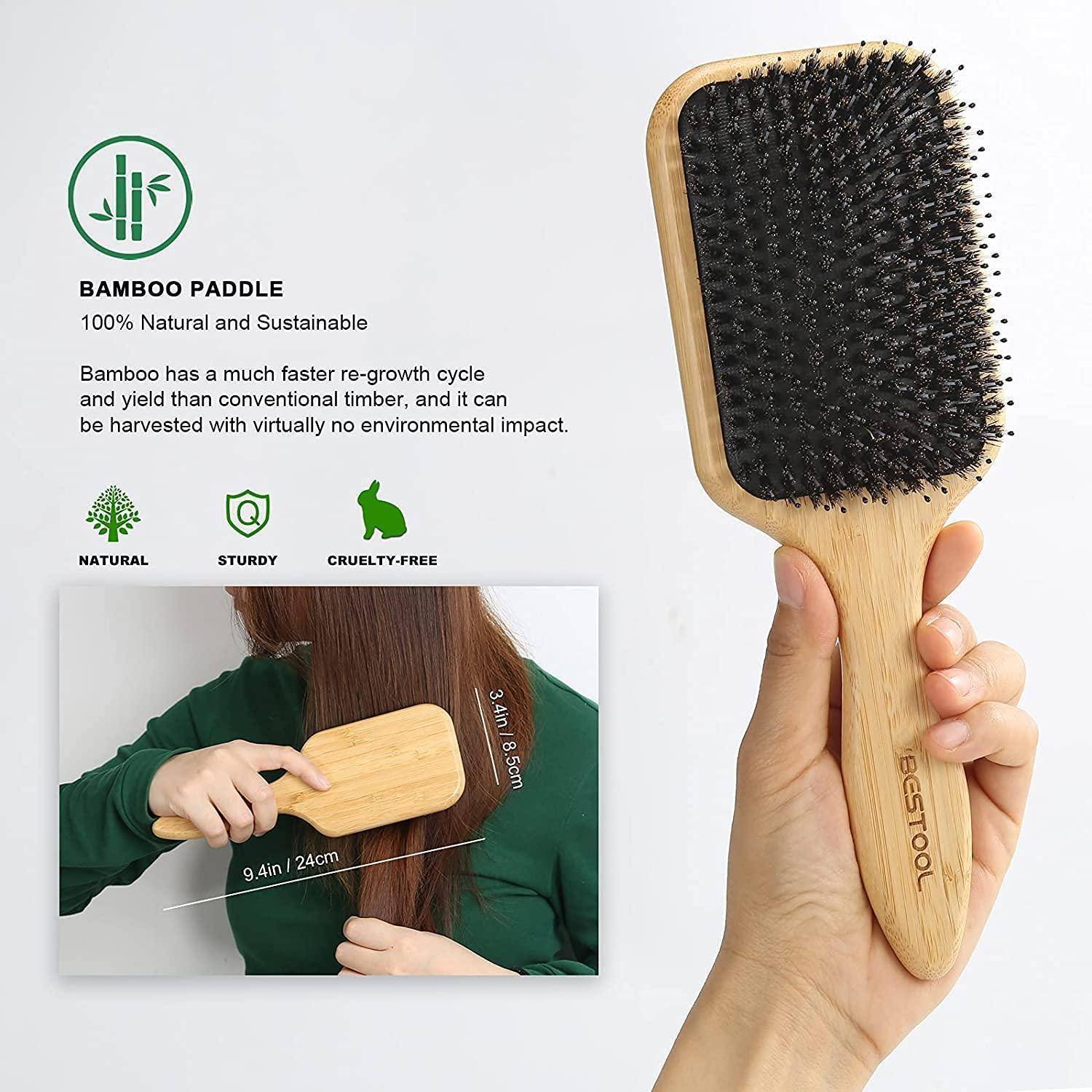 Eine Hand hält eine Haarhaarbürste aus Bambus mit der Aufschrift „BEASTOOL