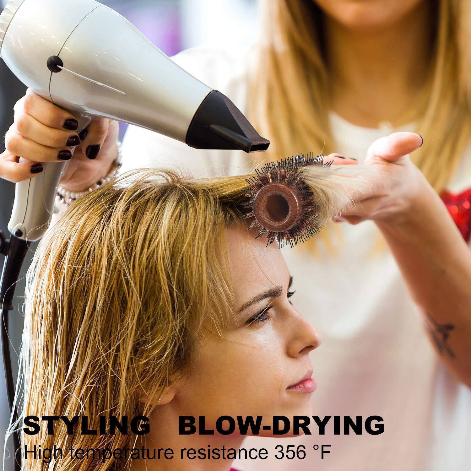 Eine Person föhnt einem anderen die Haare mit einem Föhn und einer Rundbürste. Text lautet: 'STYLING FÖHNEN Hohe Hitzebeständigkeit 180 °C'.