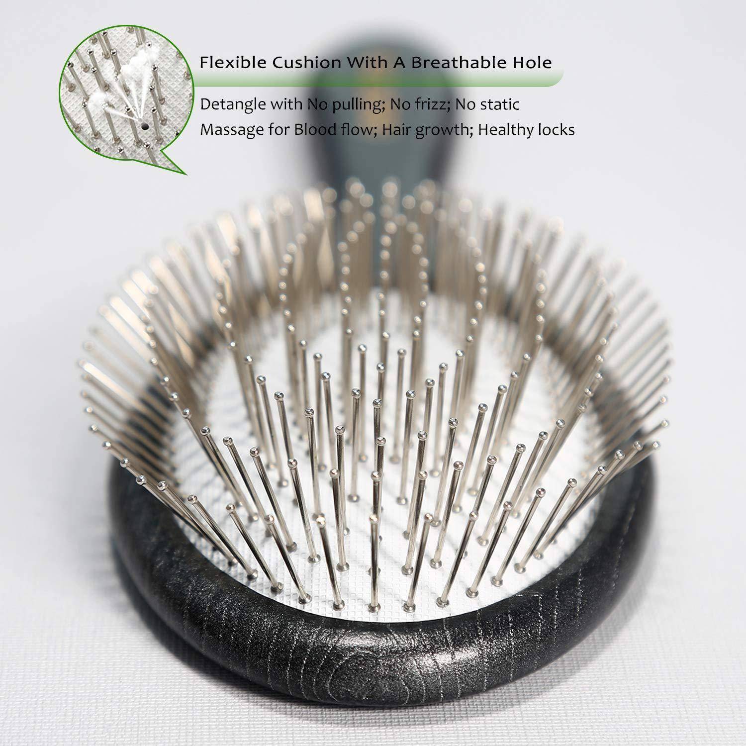 Nahaufnahme einer schwarzen Haarbürste mit Metallborsten, die einen 'Flexiblen Polster mit Belüftungsloch' für das Entzerren und Massieren der Kopfhaut hervorhebt.