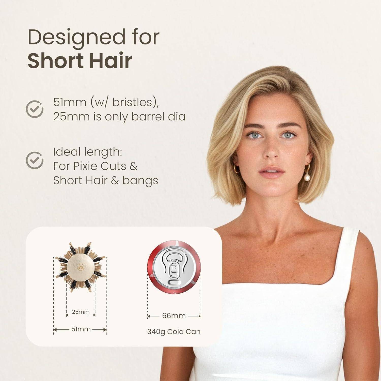 Frau mit kurzen blonden Haaren lächelt. Text: ‚Entwickelt für kurze Haare'; Details zu Produkteigenschaften für Pixie-Schnitte und Pony, einschließlich Abmessungen.