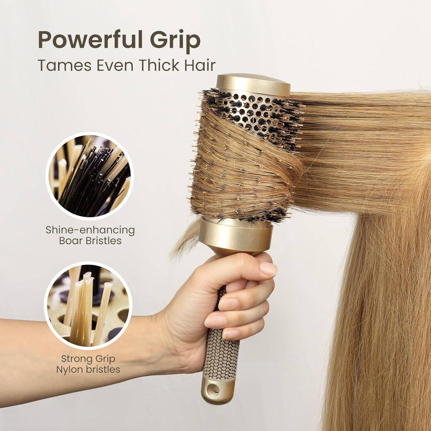 Ein rundes Haarbrush mit Nylonborsten umfasst dickes blondes Haar und demonstriert seine ‚Kraftvolle Griffigkeit' mit der Fähigkeit, ‚Selbst Dickes Haar zu Bändigen'.