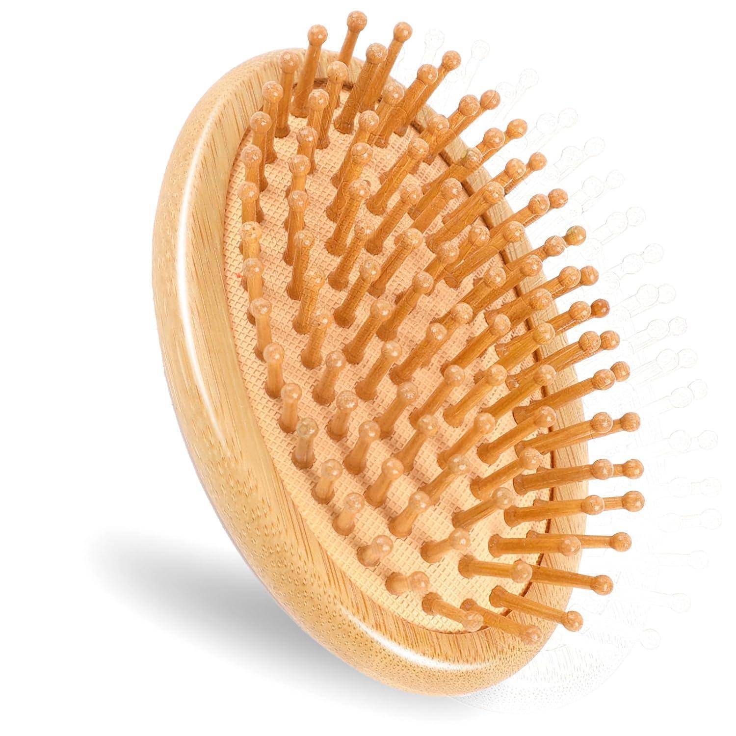 Hölzerne runde Haarbürste mit abgerundeten Borsten, entwickelt für Kopfmassage und Haarentwirren, in einem geneigten Winkel präsentiert.