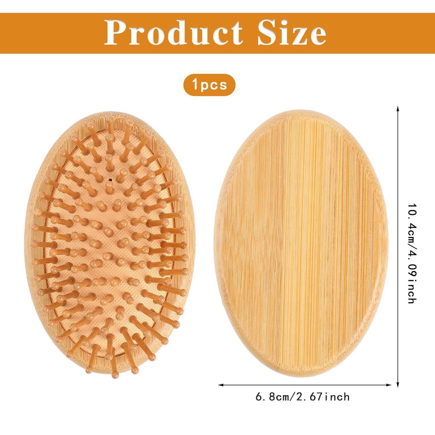 Zwei Ansichten einer ovalen Holzhaarbrürste. Abmessungen: 10,4 cm (4,09 Zoll) lang und 6,8 cm (2,67 Zoll) breit.
