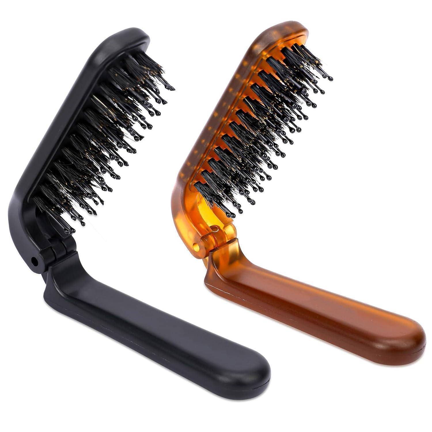 Zwei L-förmige Haarhaarbürsten, eine schwarz und eine braun, mit klappbaren Griffen, nebeneinander auf einem weißen Hintergrund abgebildet.