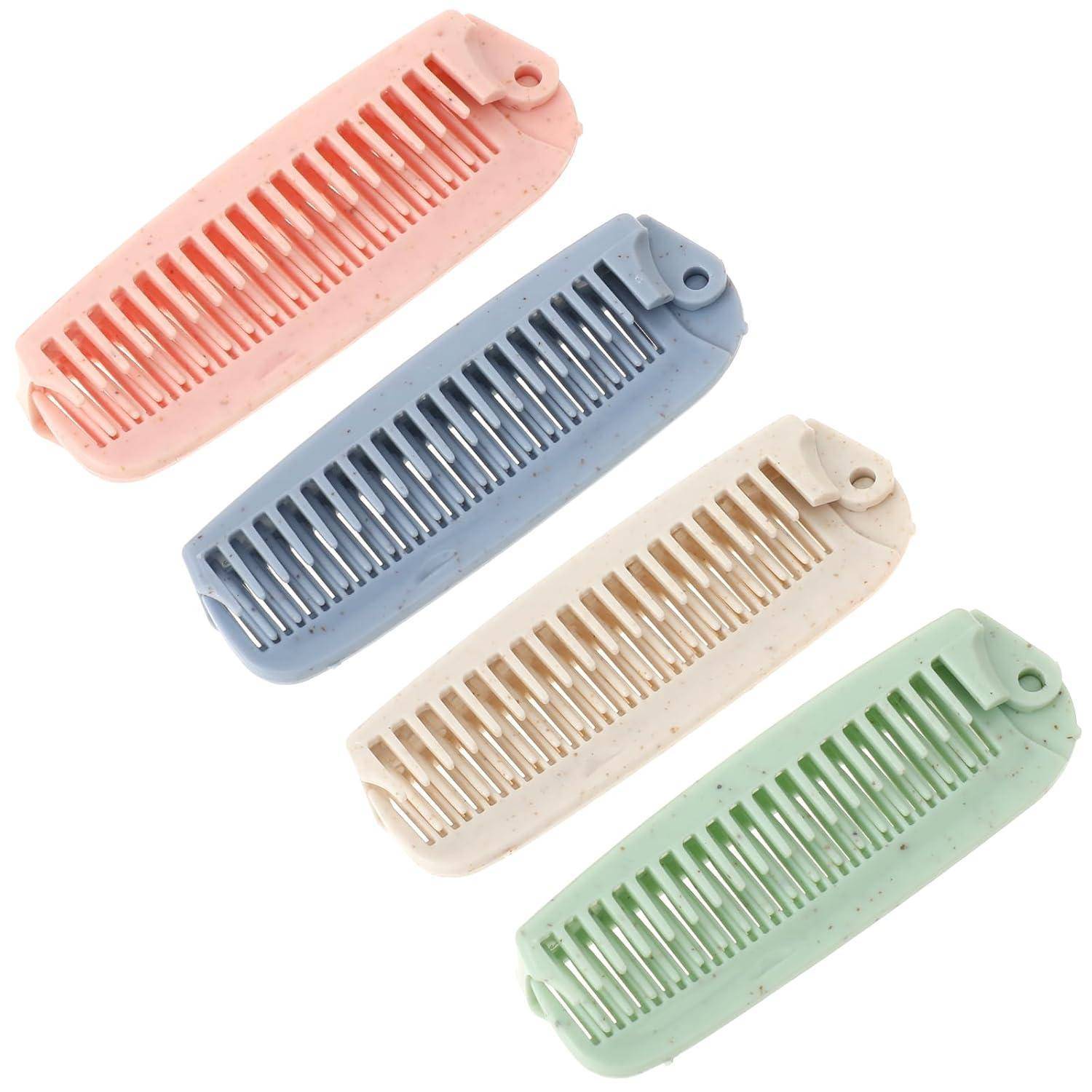 Vier Plastik-Haarkämme in Pastellfarben: Rosa, Blau, Creme und Grün, diagonal auf einem weißen Hintergrund angeordnet.