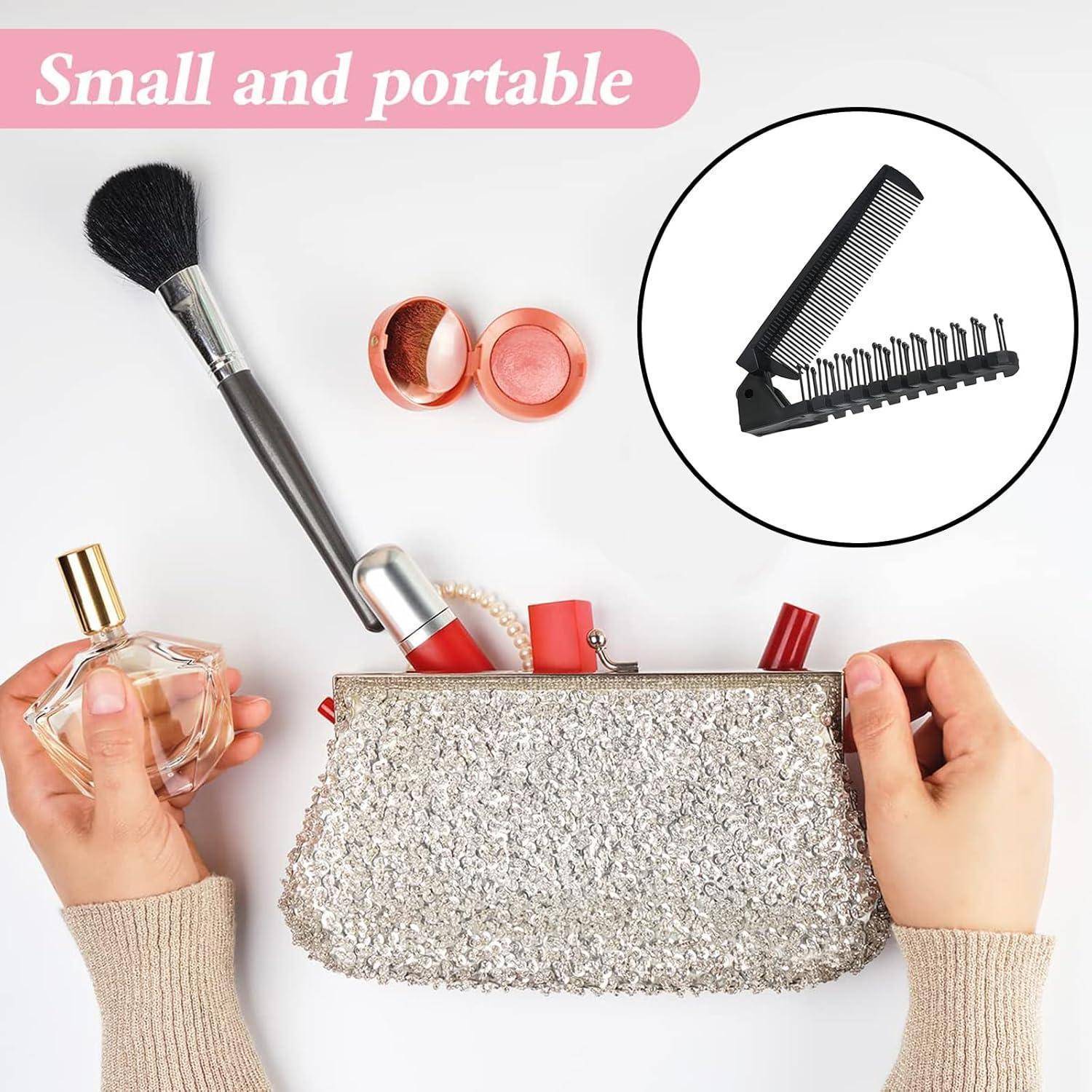 Hände öffnen eine kleine, glitzernde Make-up-Tasche, die Kosmetika und eine Parfümflasche offenbart. Text in der Ecke liest sich: 