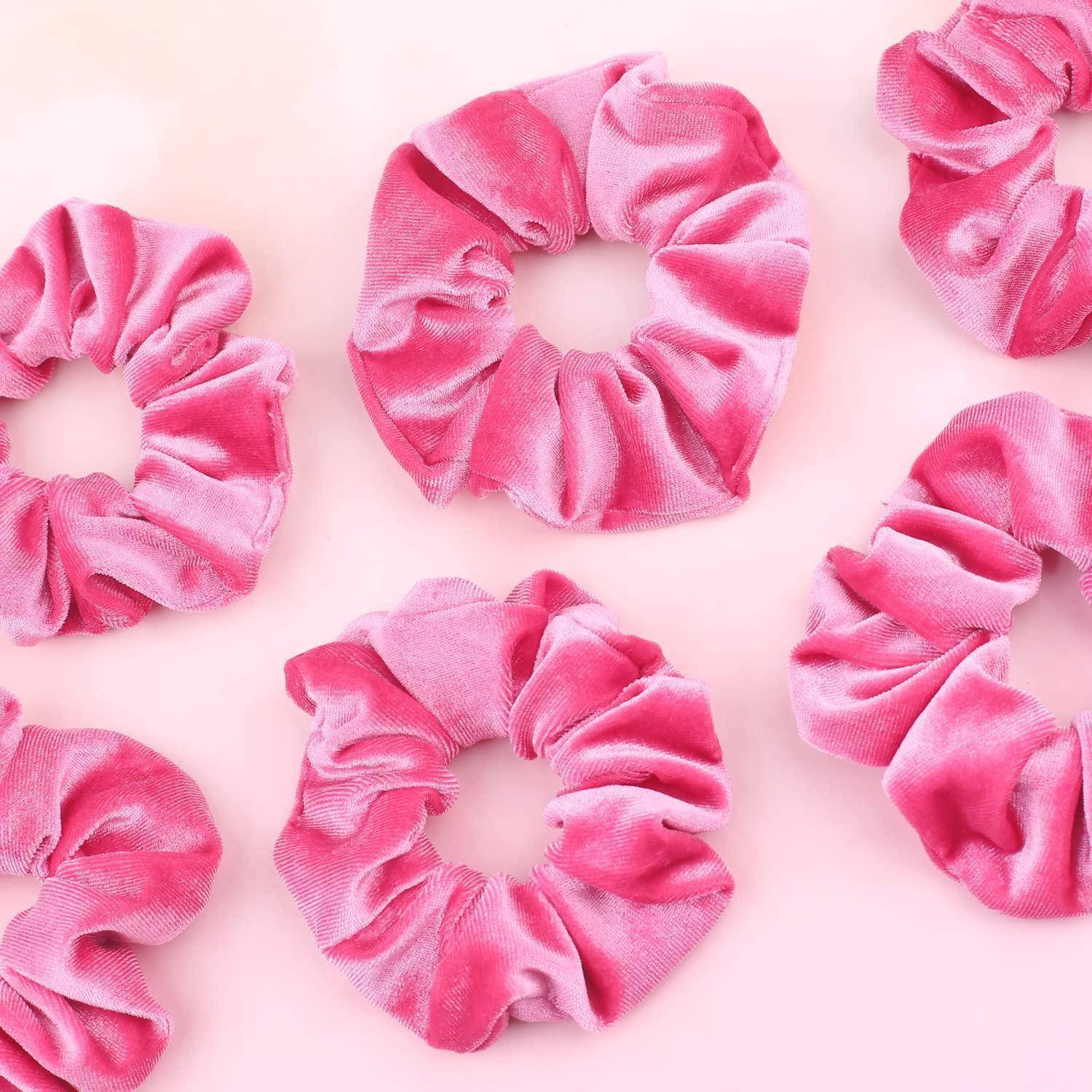 Rosa Samthaargummis, auf einem hellen Hintergrund angeordnet, präsentieren verschiedene Stile und Texturen, perfekt für Haaraccessoires.