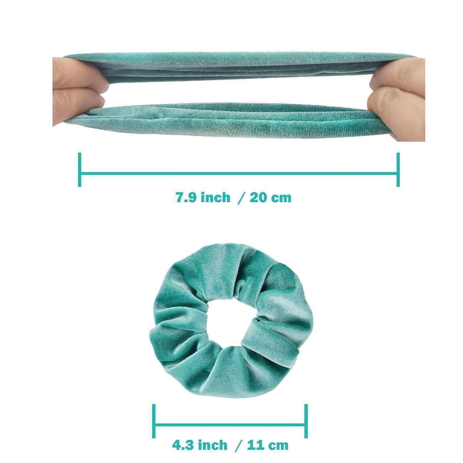Eine Person dehnt einen grünen Haargummi, um dessen Elastizität zu zeigen, und misst dabei 7,9 Zoll/20 cm. Unten ist der Haargummi rund und misst 4,3 Zoll/11 cm.