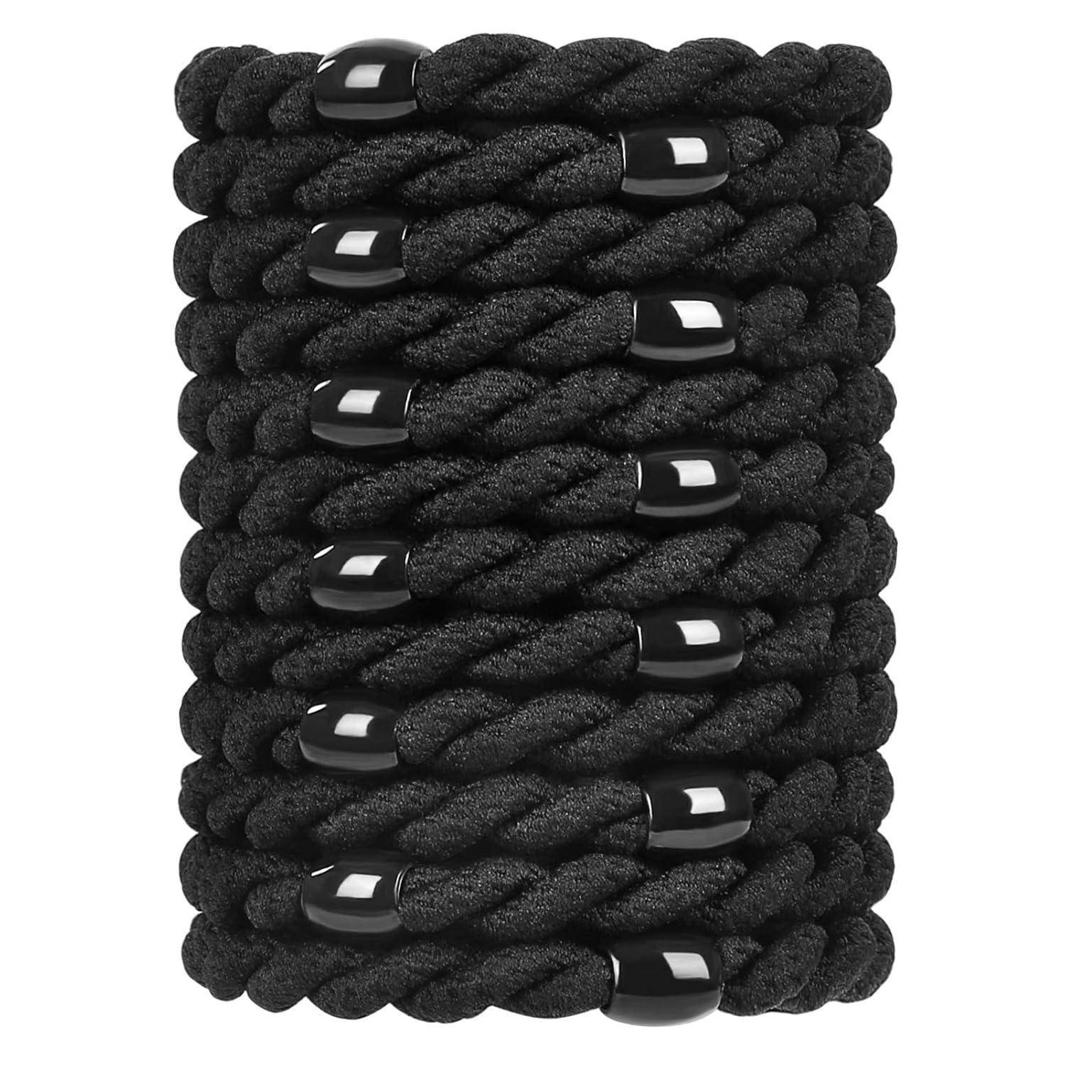 Ein Set aus zehn schwarzen elastischen Haarbändern, die ineinander verschlungen und gestapelt sind, wobei jedes einzelne mit einer kleinen, glänzenden schwarzen Metallspange befestigt ist.
