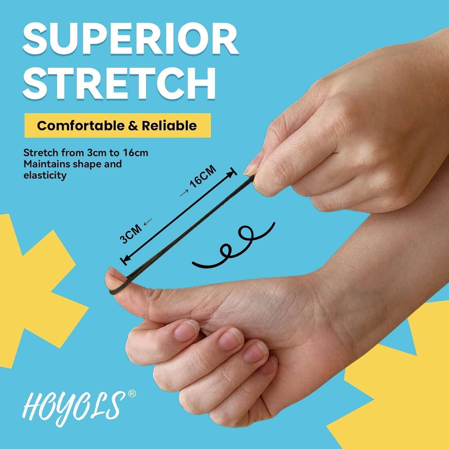 Zwei Hände, die ein schwarzes Gummiband von 3 cm auf 16 cm dehnen und damit den 'Superior Stretch' veranschaulichen. Der Hintergrund enthält gelbe geometrische Formen auf blauem Untergrund.