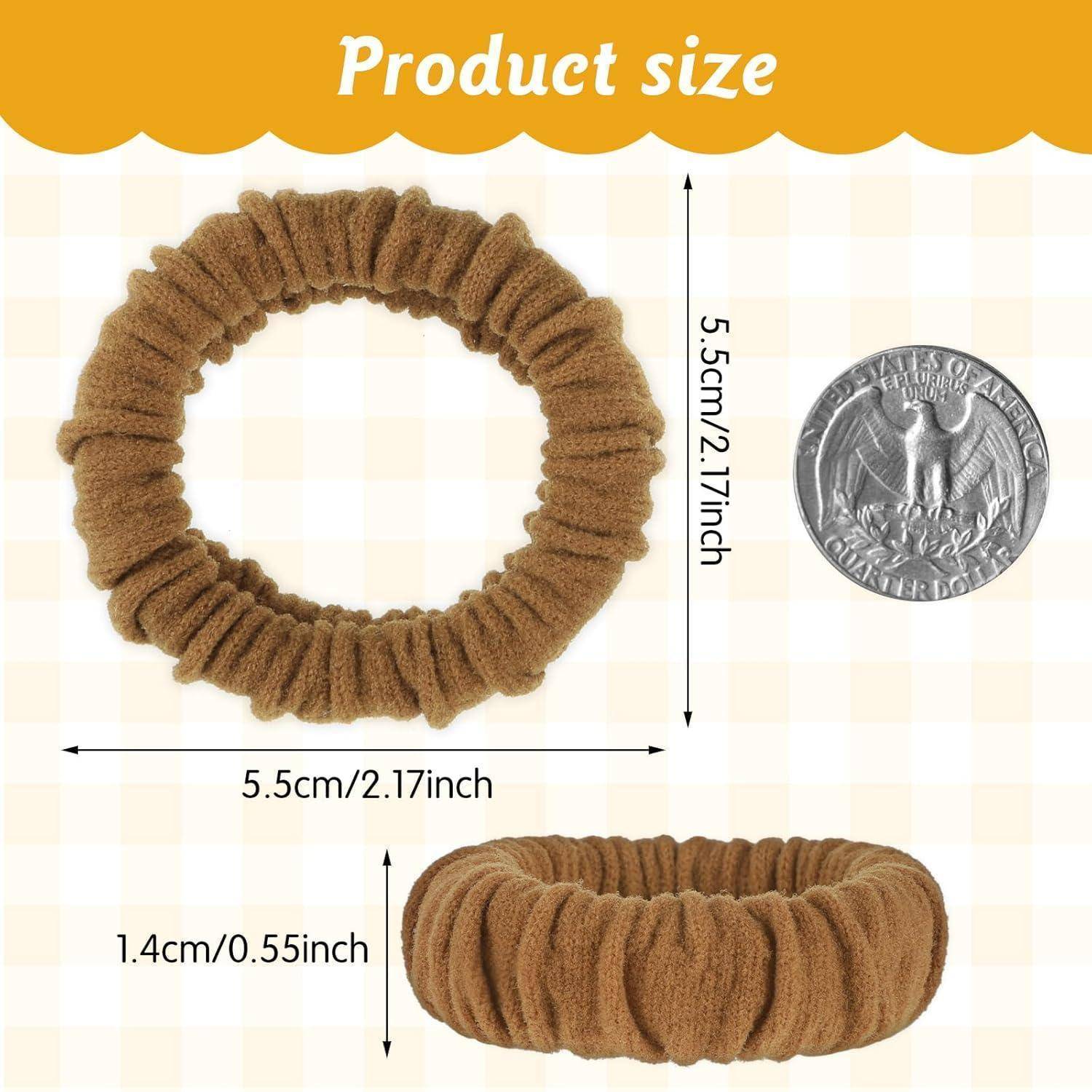 Brauner Scrunchie mit Maßen: 5,5 cm Durchmesser, 1,4 cm Höhe. U.S. Quarter zum Größenvergleich. Weißer Hintergrund mit 'Produktgröße' Text.