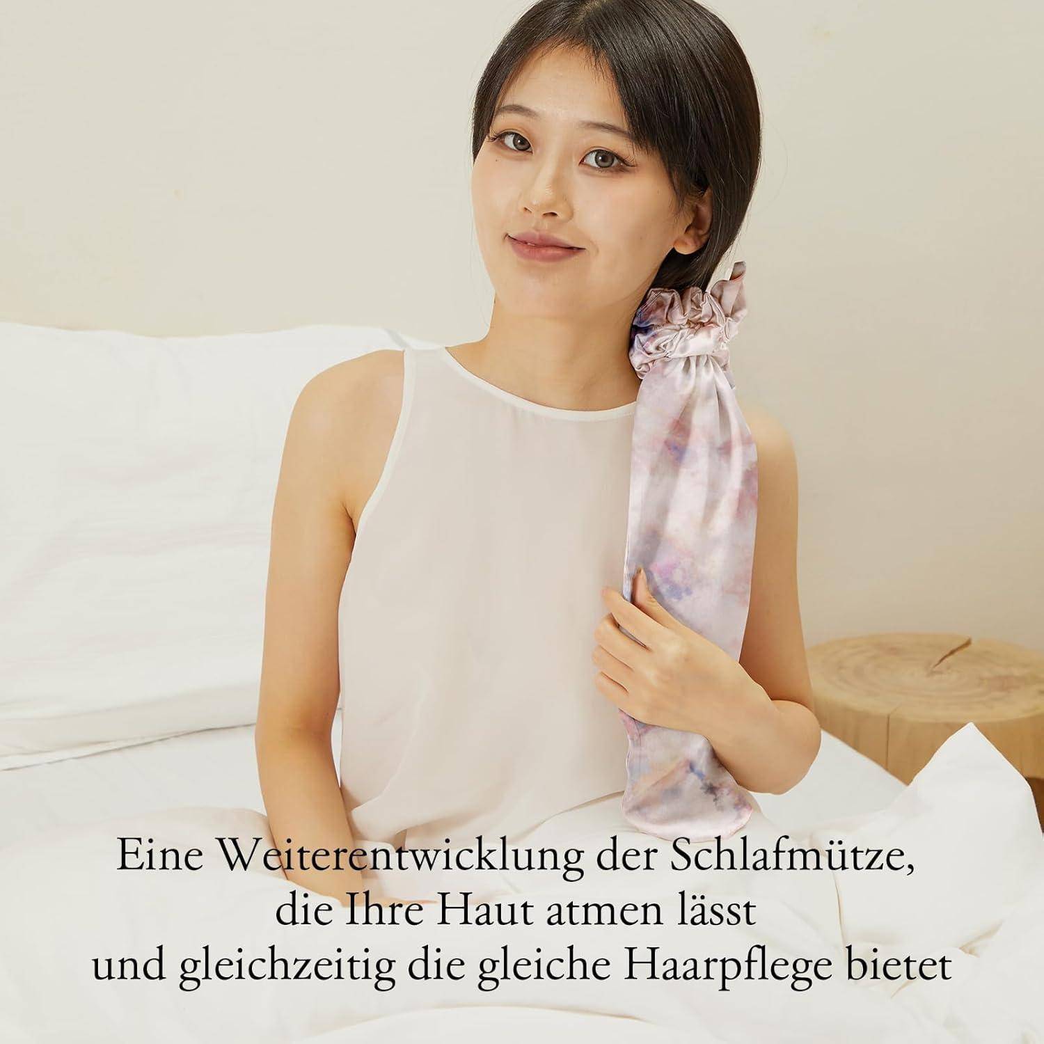 Eine Frau sitzt auf einem Sofa und trägt ein weißes ärmelloses Top und hält ein rosa-weißes Accessoire. Der deutsche Text erwähnt Vorteile für die Hautpflege.