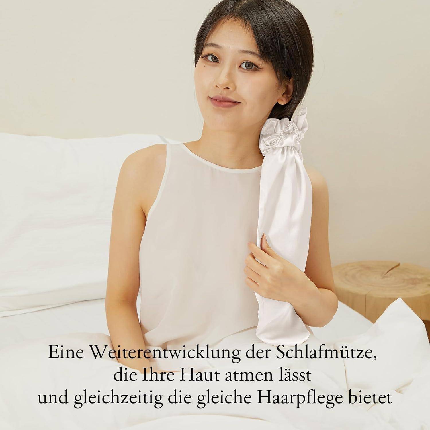 Eine Frau, die auf einem Bett sitzt, hält eine Schlafhaube und bewirbt deren Vorteile für Haut- und Haarpflege. Der deutsche Text beschreibt sie als fortschrittliches Design.